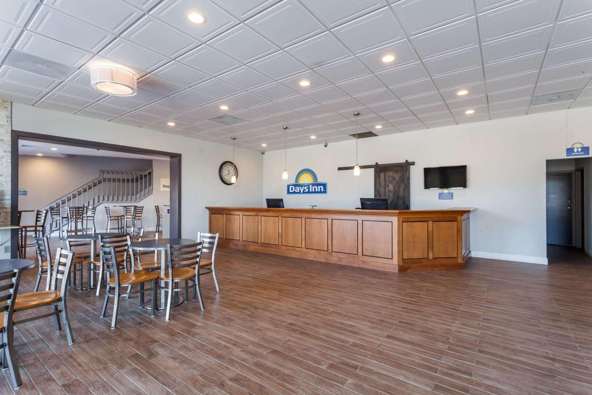 Days Inn & Suites by Wyndham Lancaster Amish Country photo 2