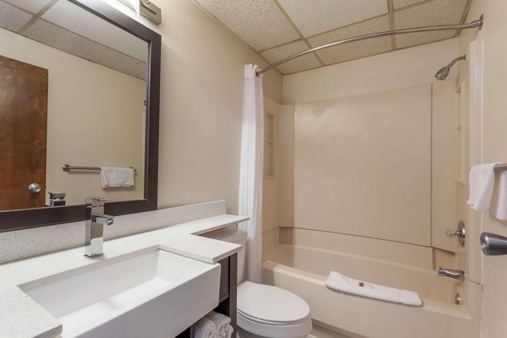 Days Inn & Suites by Wyndham Lancaster Amish Country photo 12