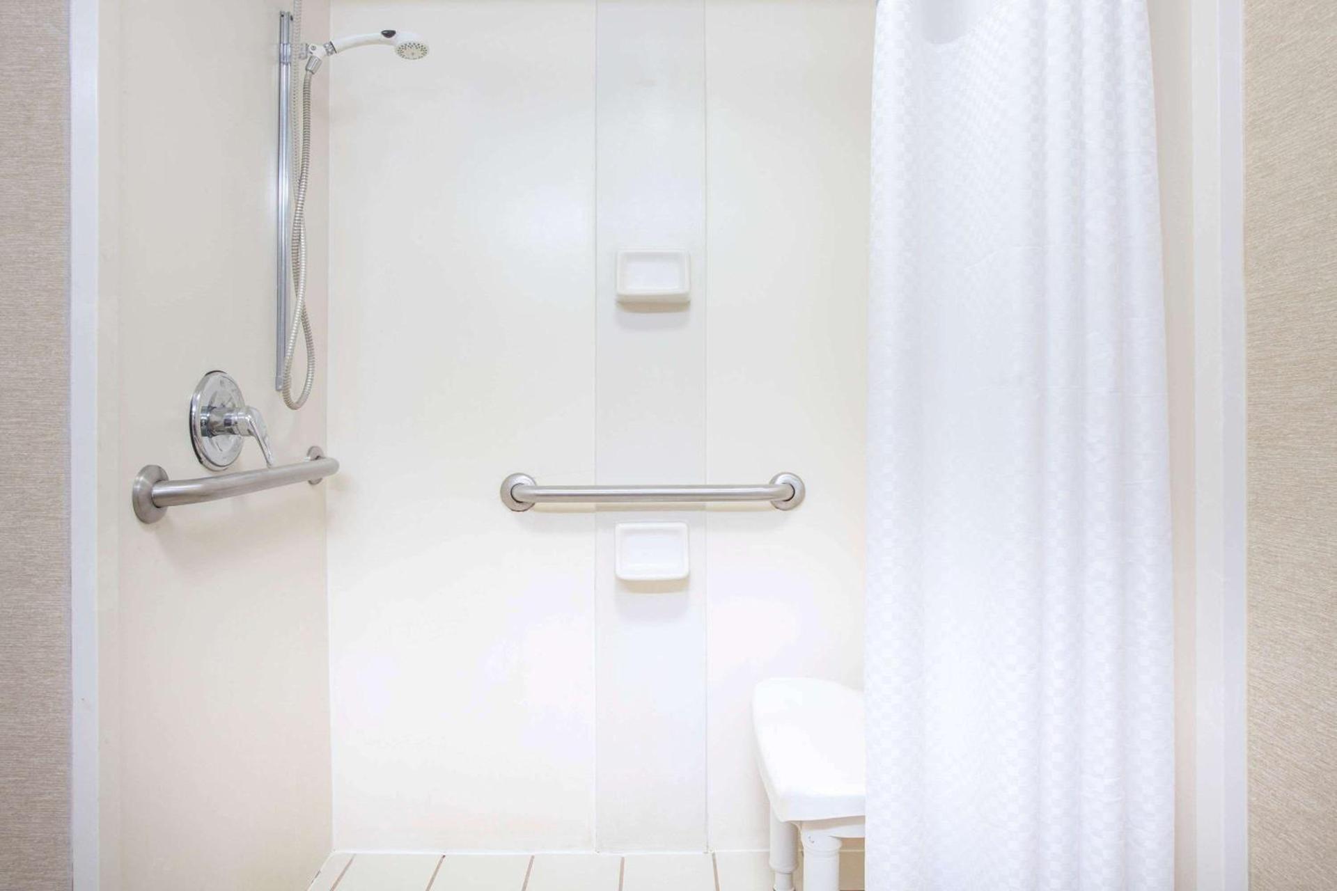 Baymont by Wyndham Saraland photo 15