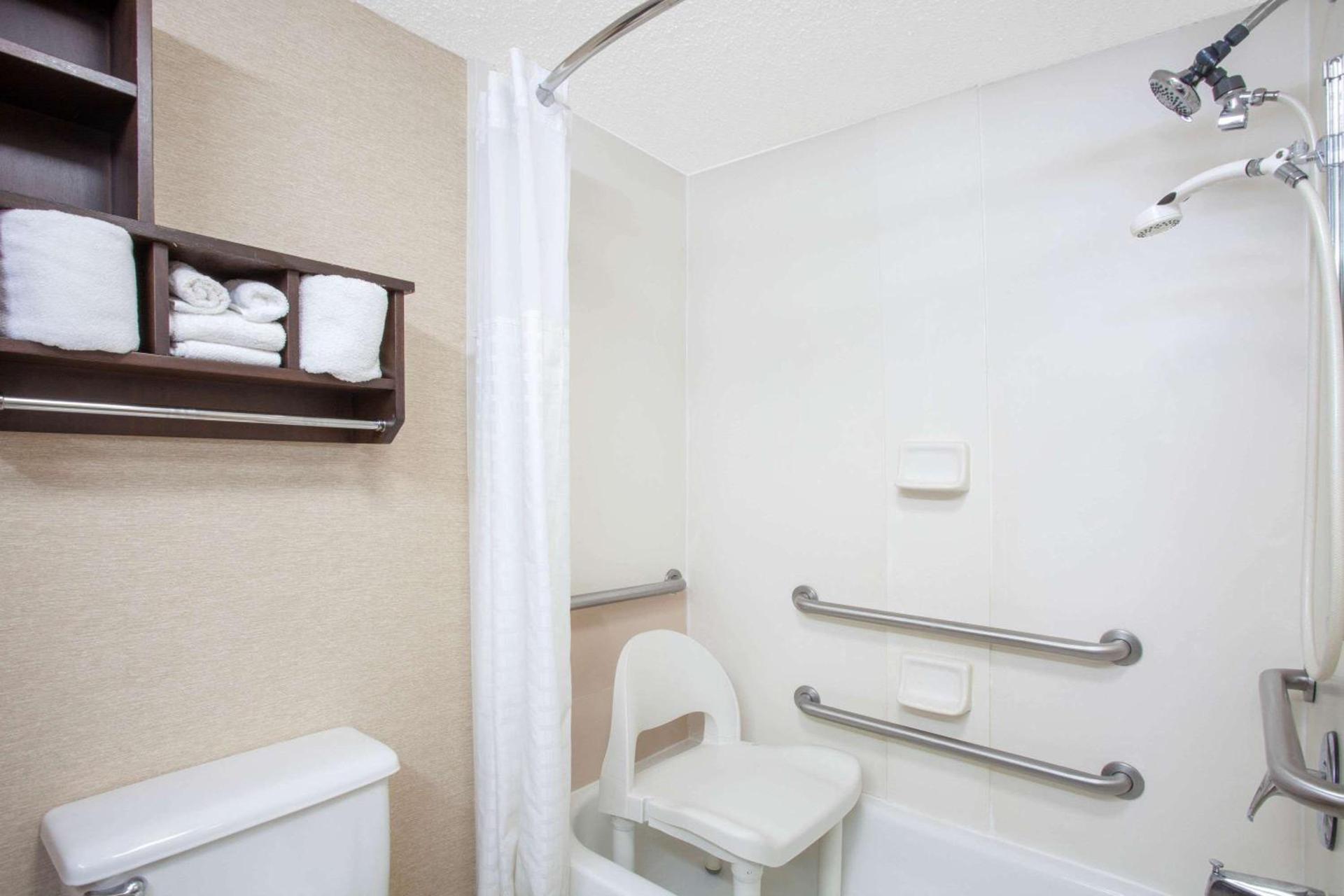 Baymont by Wyndham Saraland photo 17