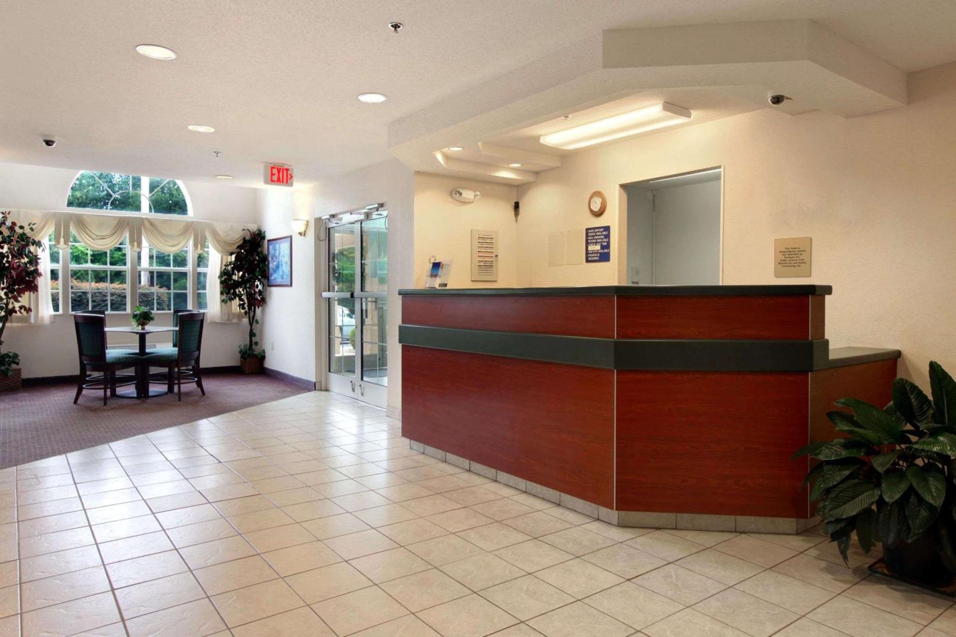 Super 8 by Wyndham Harbison/Parkridge Hospital photo 2