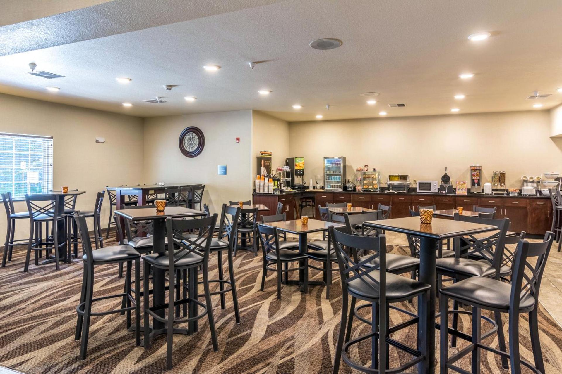 Cobblestone Hotel & Suites - Erie photo 3