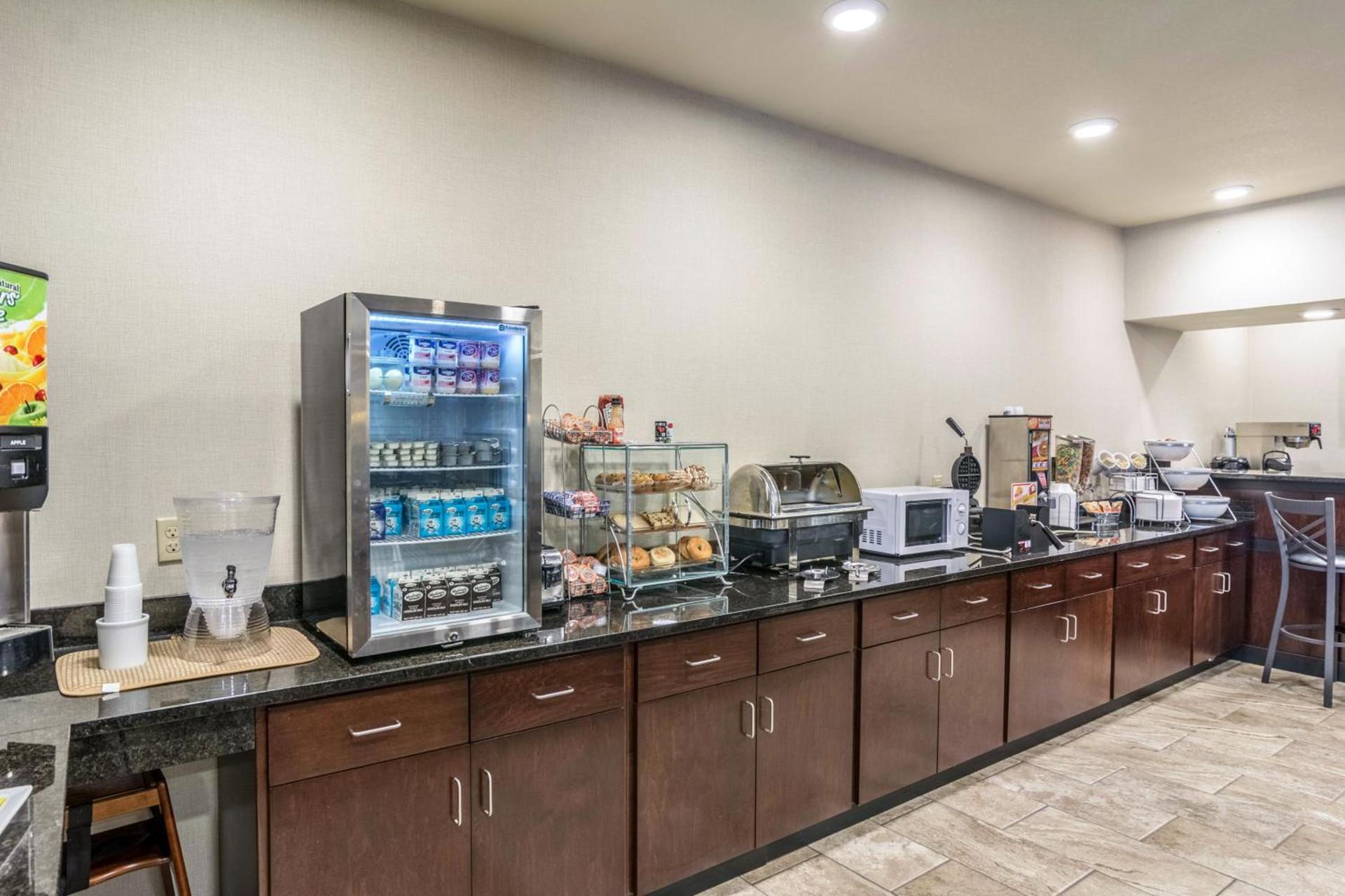 Cobblestone Hotel & Suites - Erie photo 4