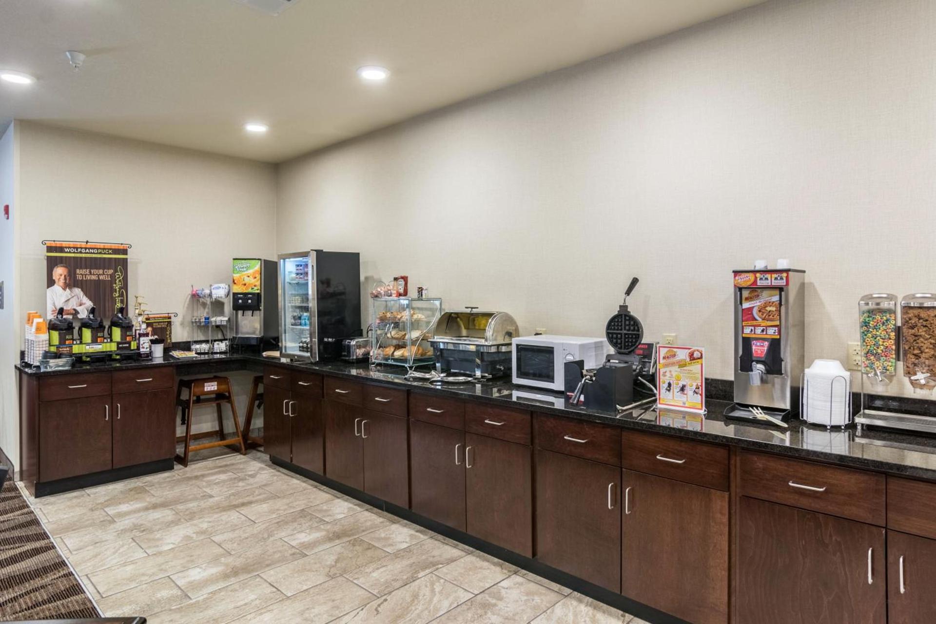 Cobblestone Hotel & Suites - Erie photo 5