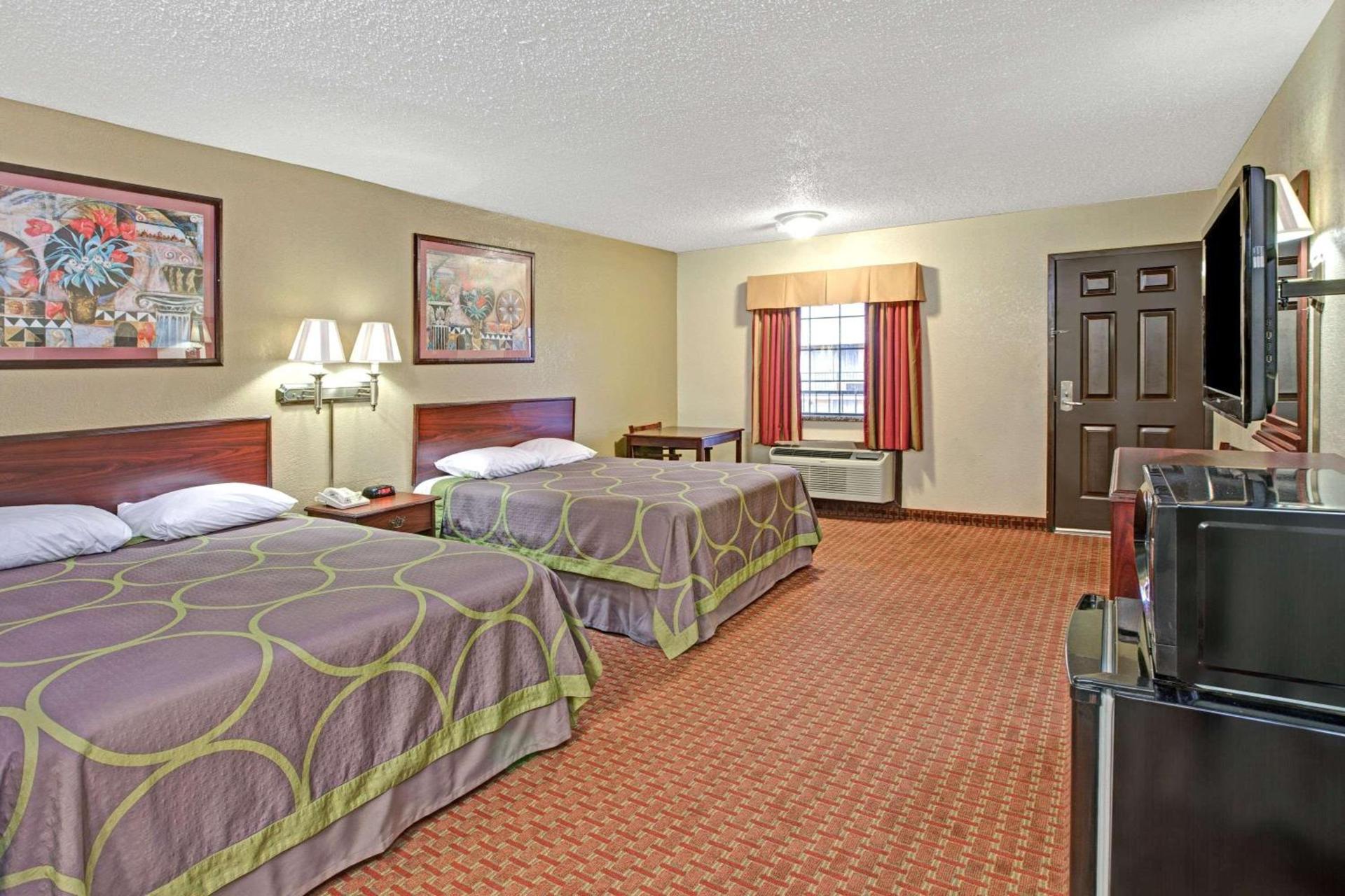 Super 8 by Wyndham Shawnee photo 5