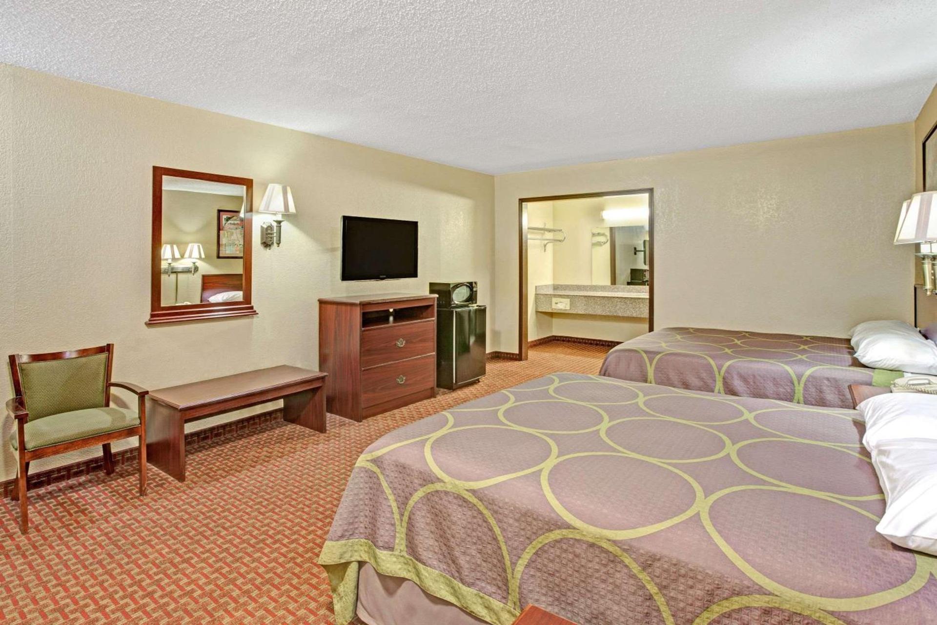 Super 8 by Wyndham Shawnee photo 10