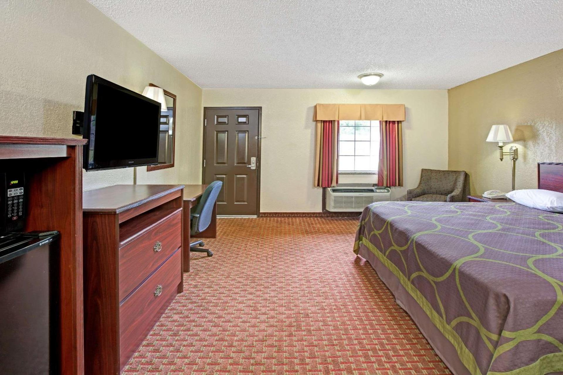 Super 8 by Wyndham Shawnee photo 9
