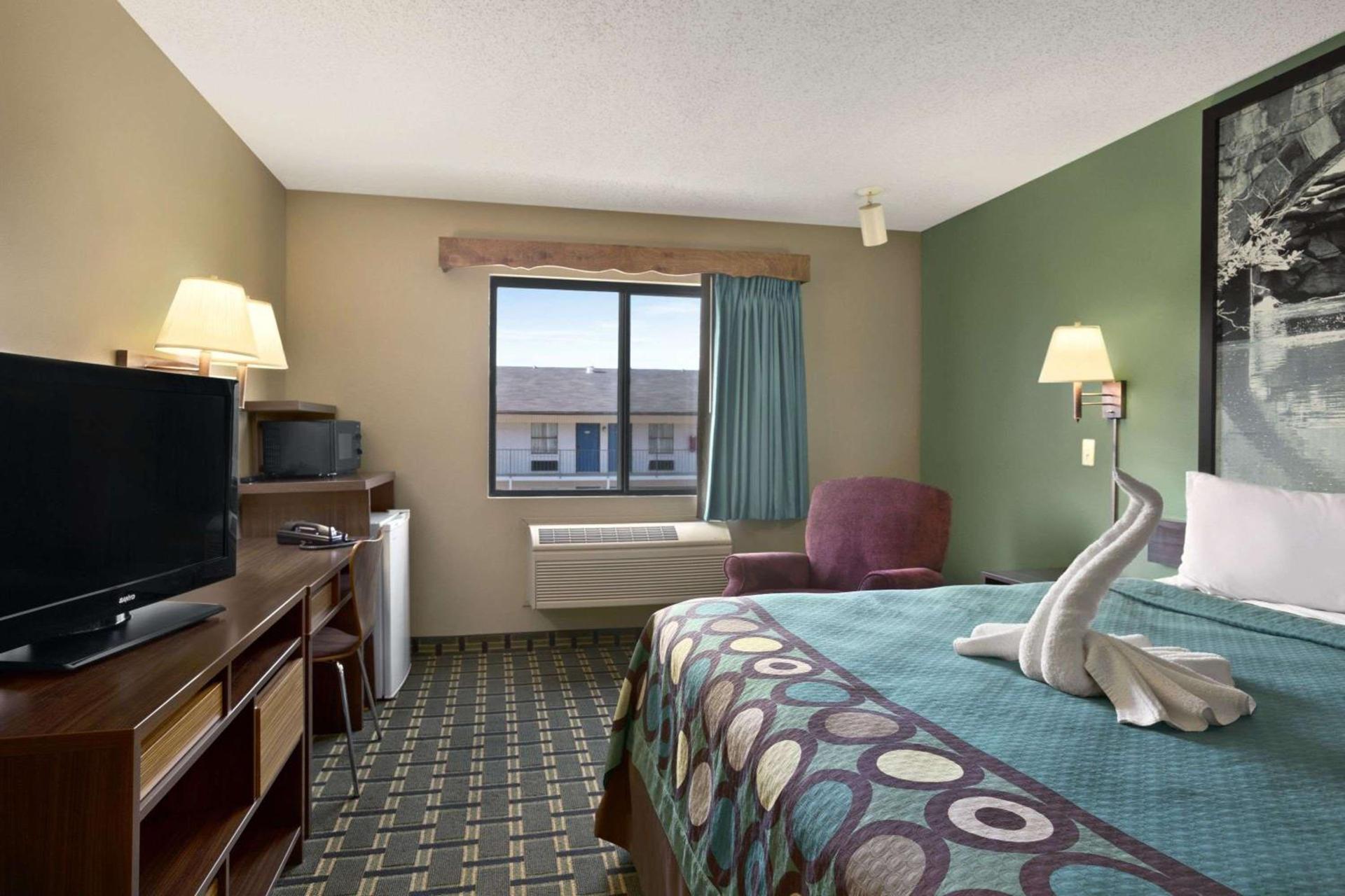 Super 8 by Wyndham Russellville photo 19