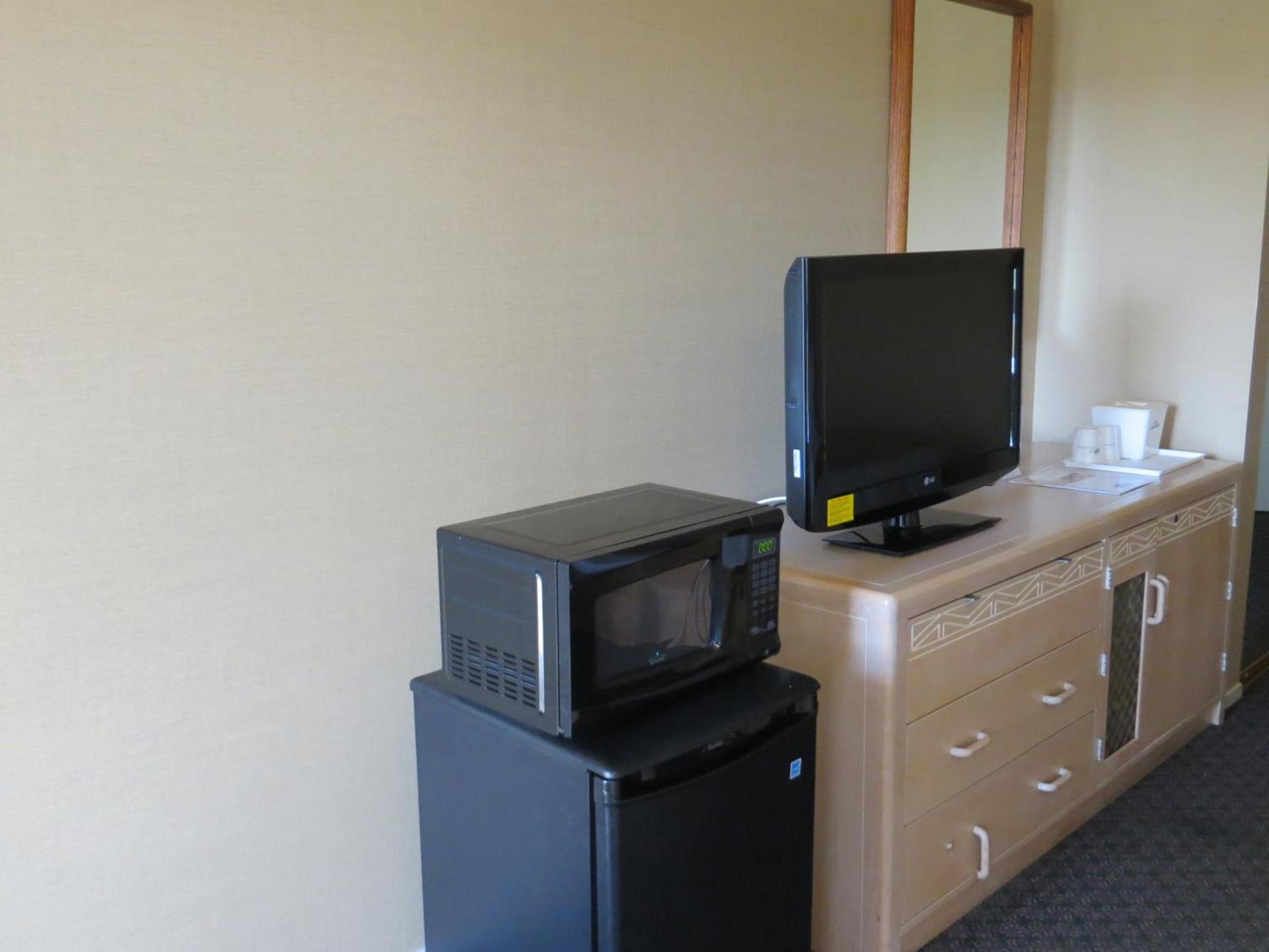 Howard Johnson by Wyndham Torrance photo 17