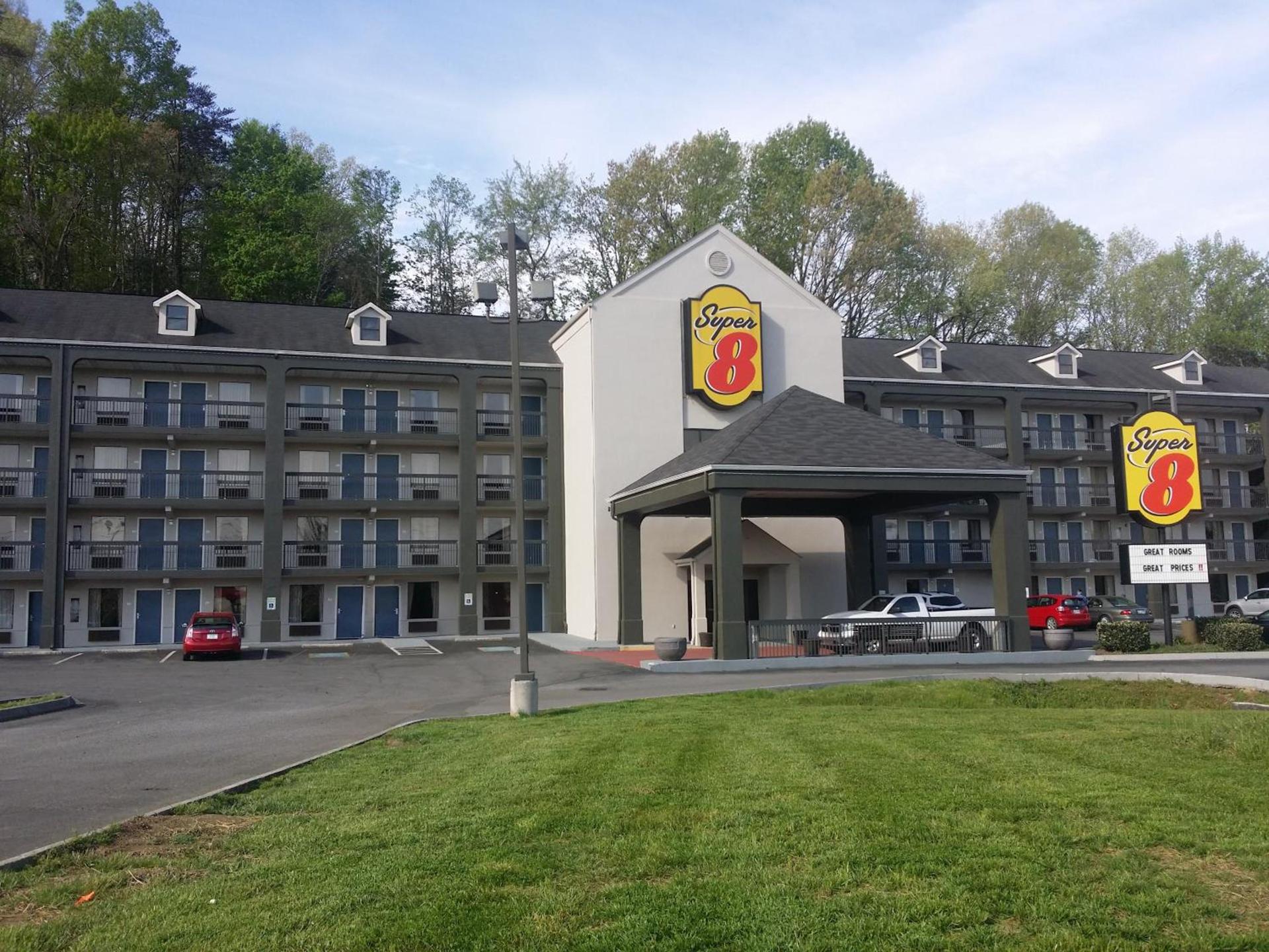 Super 8 by Wyndham Pigeon Forge-Emert St photo 1