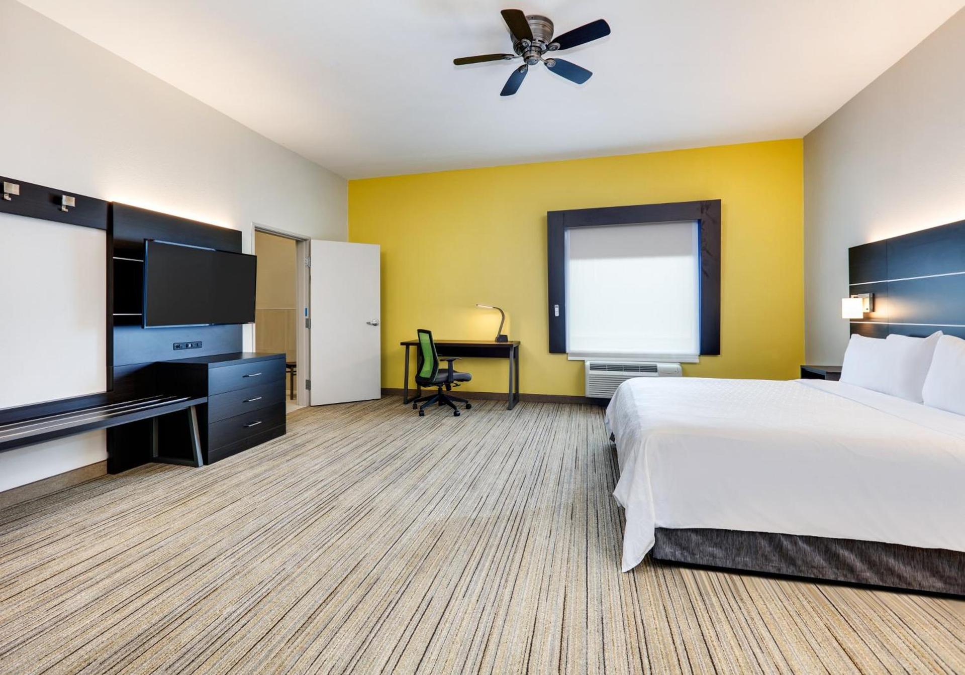 Holiday Inn Express Hotel & Suites Cleburne by IHG photo 46