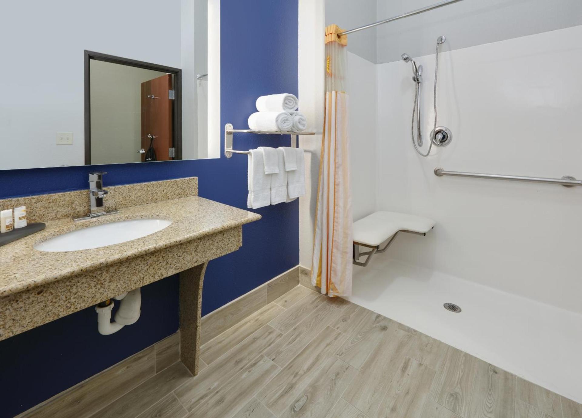 La Quinta by Wyndham Denton - University Drive photo 33