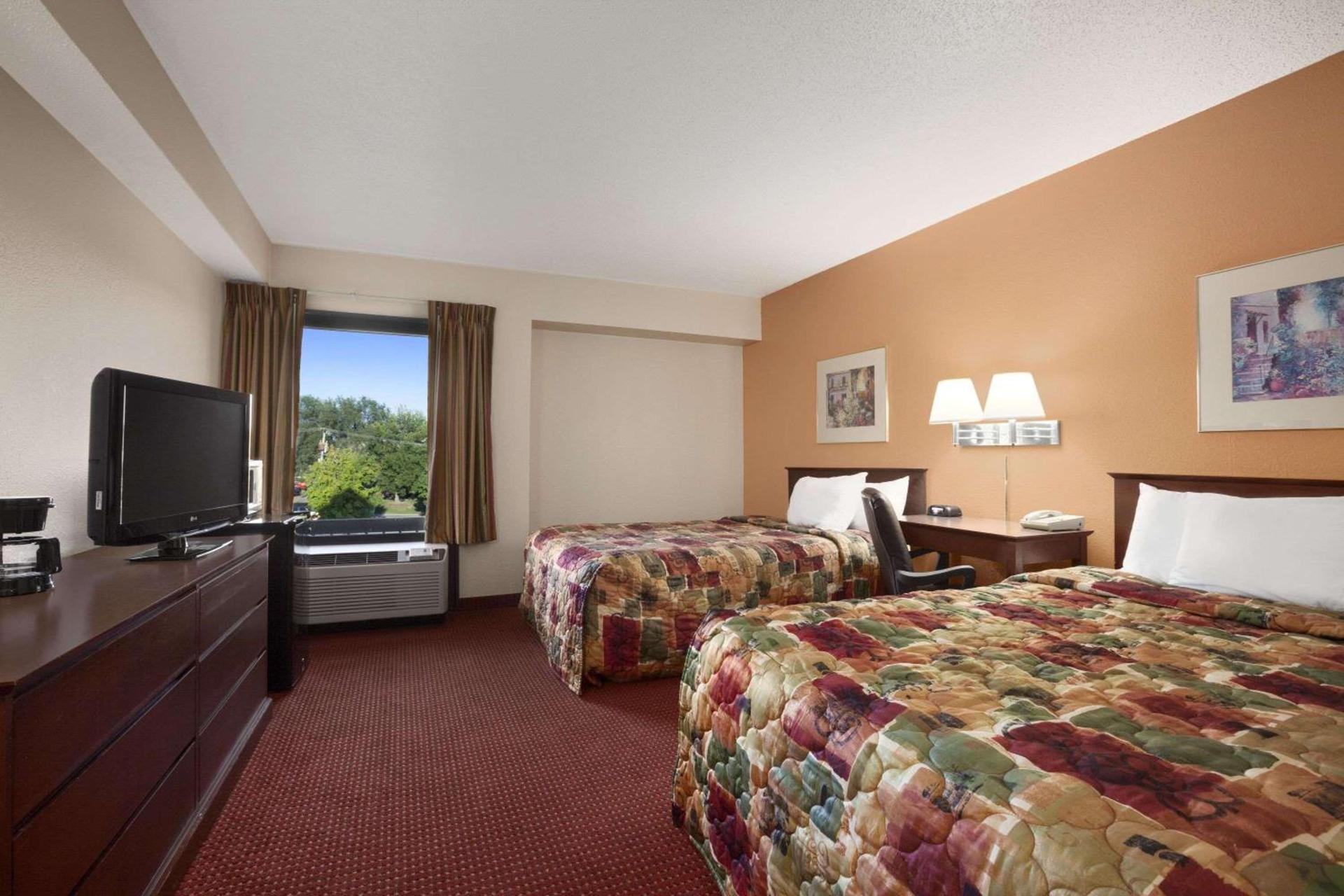 Days Inn & Suites by Wyndham Cedar Rapids photo 9