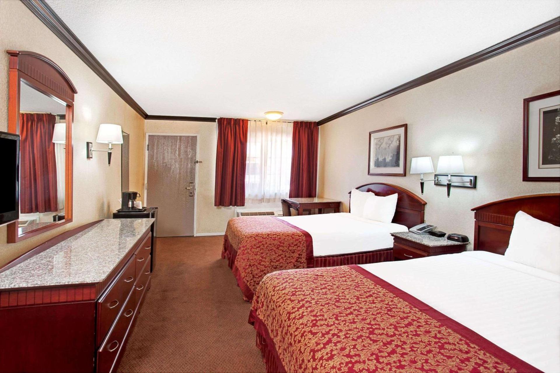 Ramada by Wyndham Pasadena photo 13