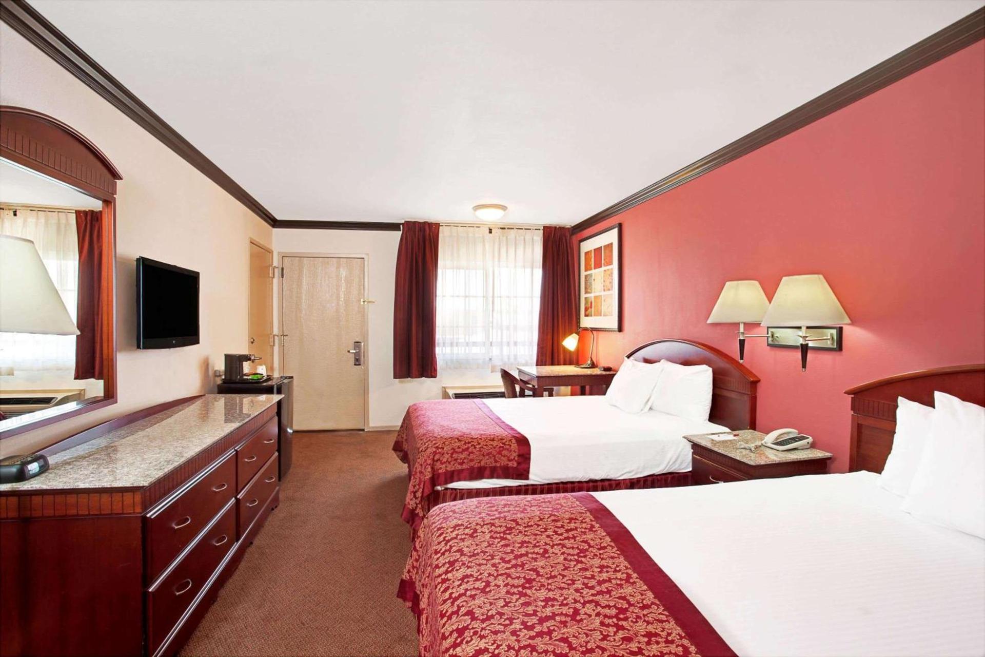 Ramada by Wyndham Pasadena photo 14