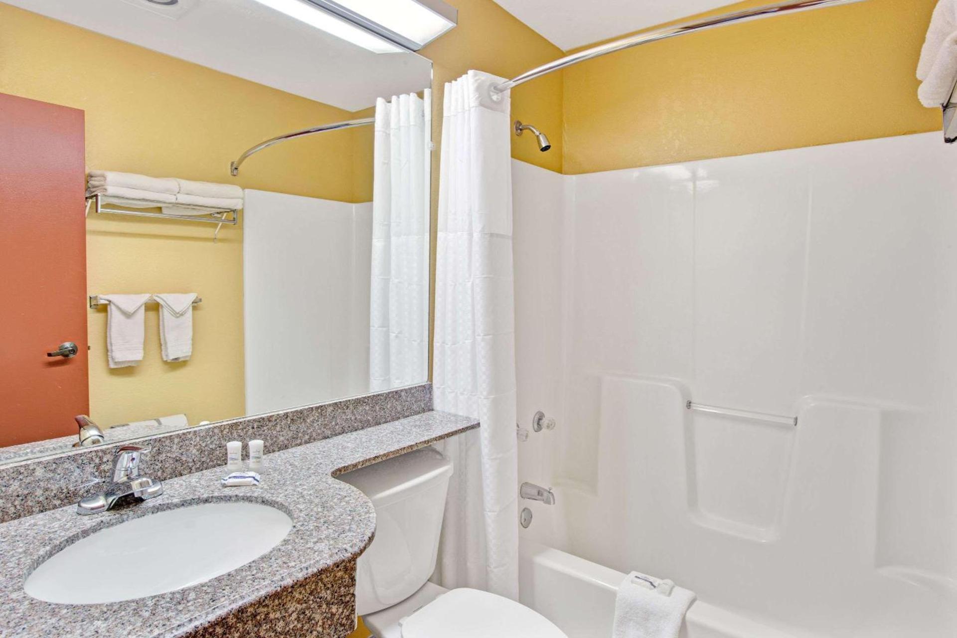 Microtel Inn & Suites by Wyndham Gatlinburg photo 12