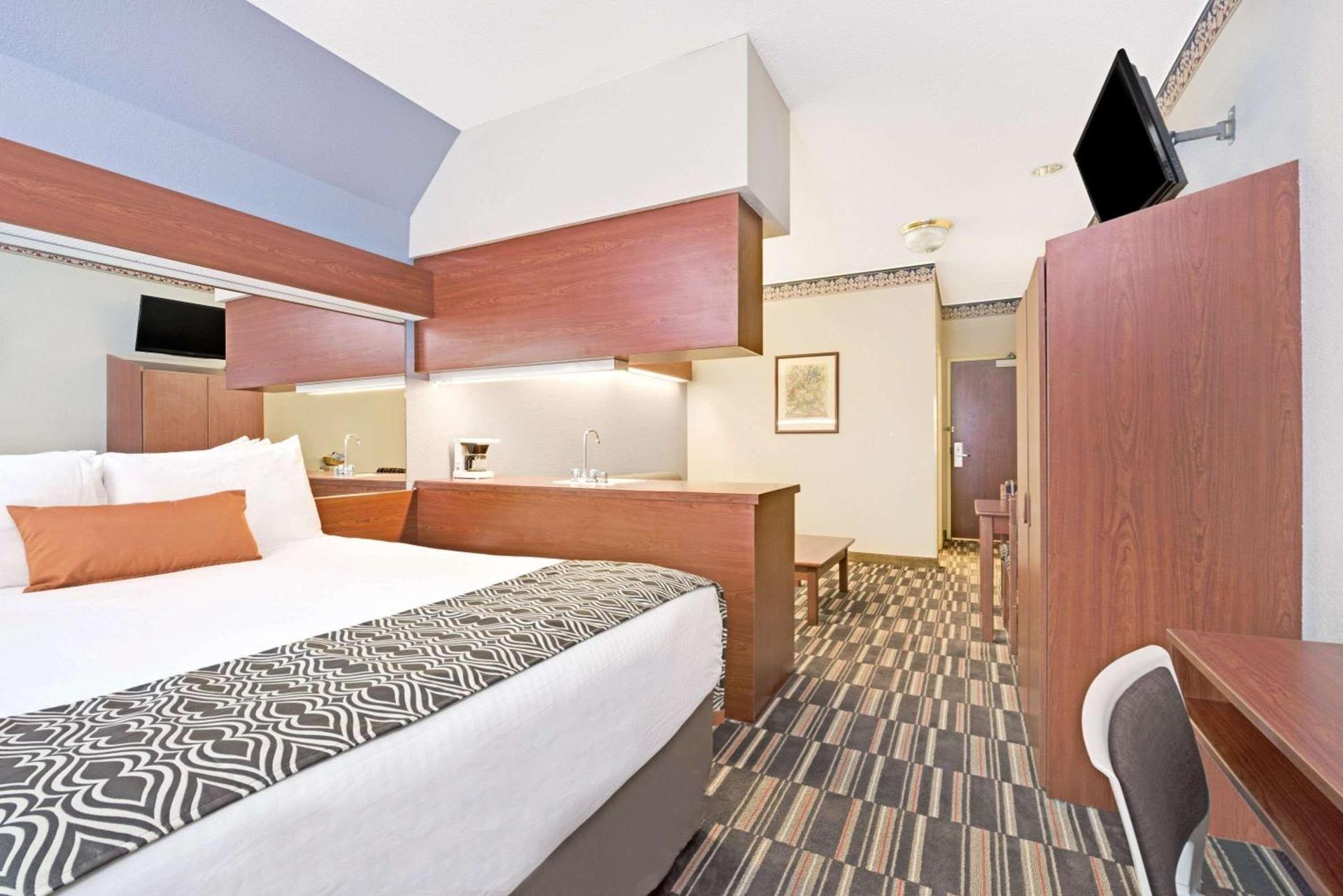 Microtel Inn & Suites Urbandale photo 30