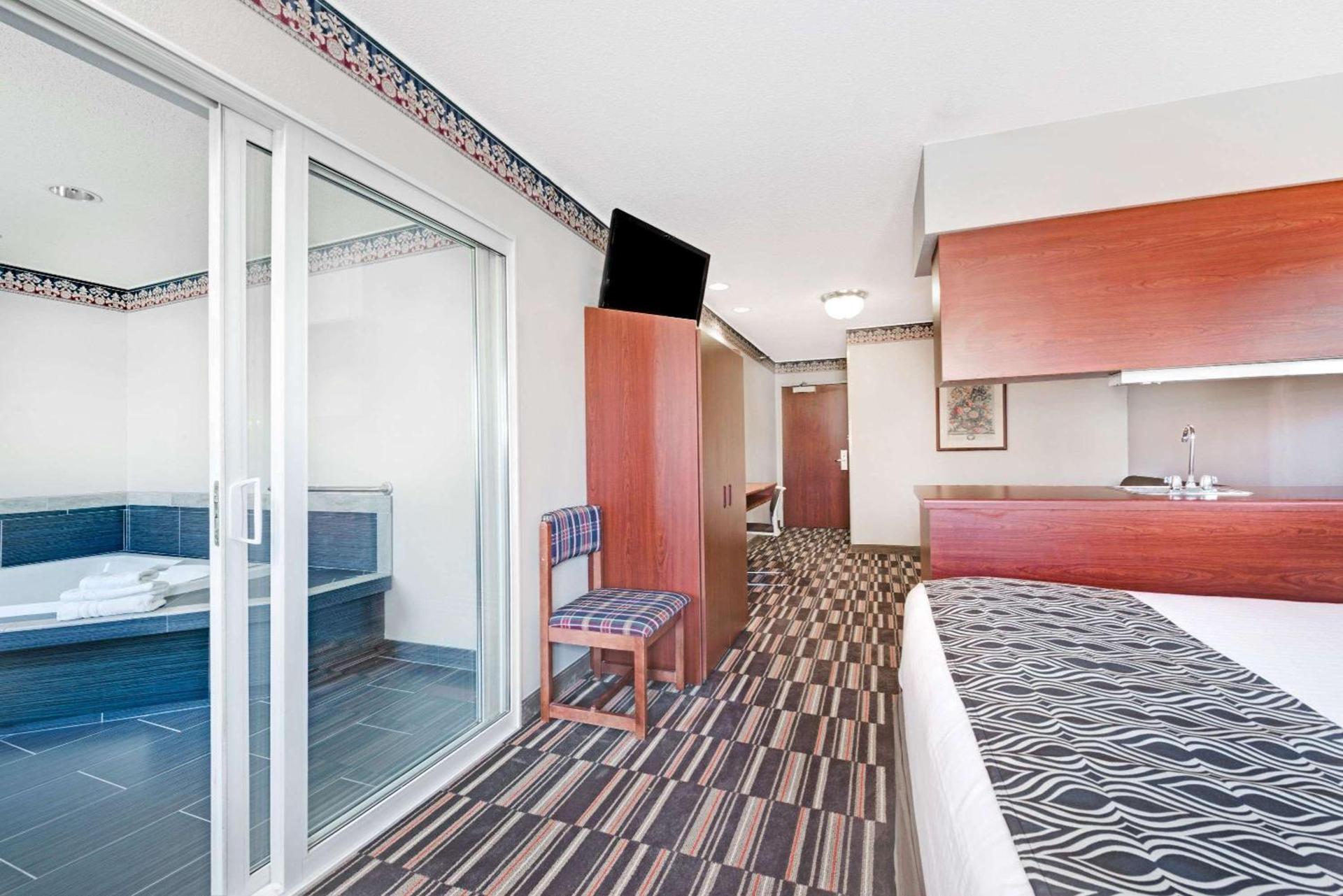 Microtel Inn & Suites Urbandale photo 29