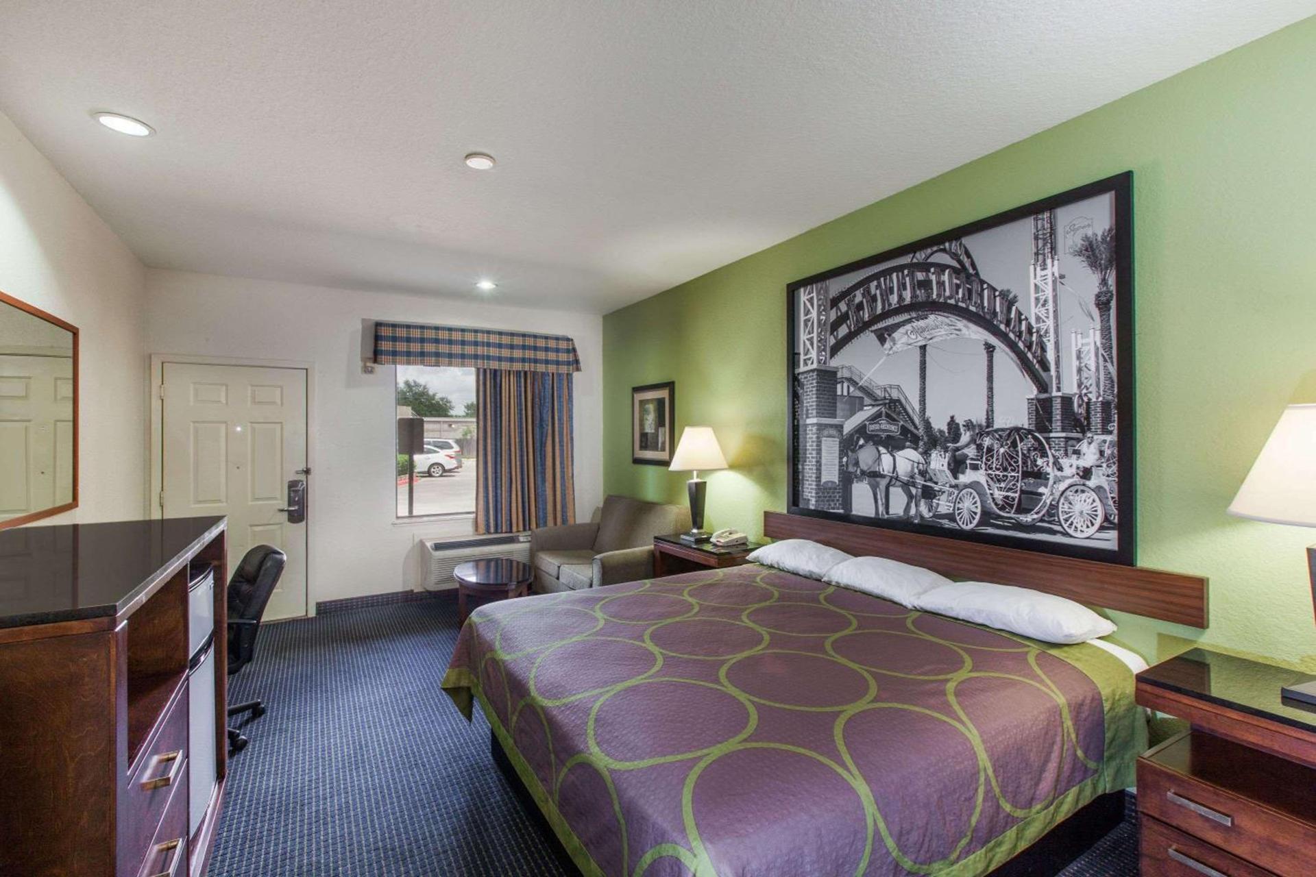 Super 8 by Wyndham Houston Hobby Airport South photo 2
