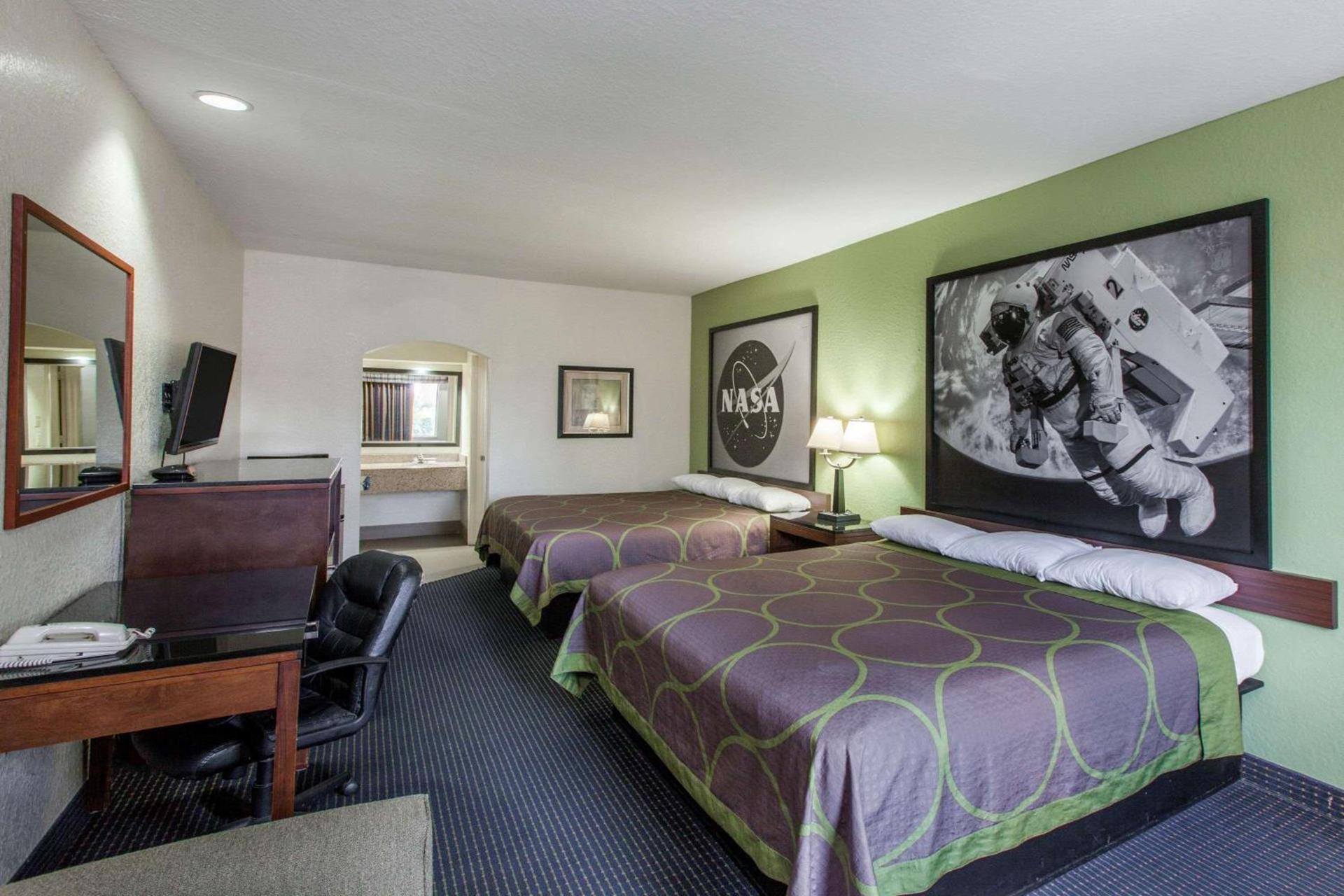 Super 8 by Wyndham Houston Hobby Airport South photo 23