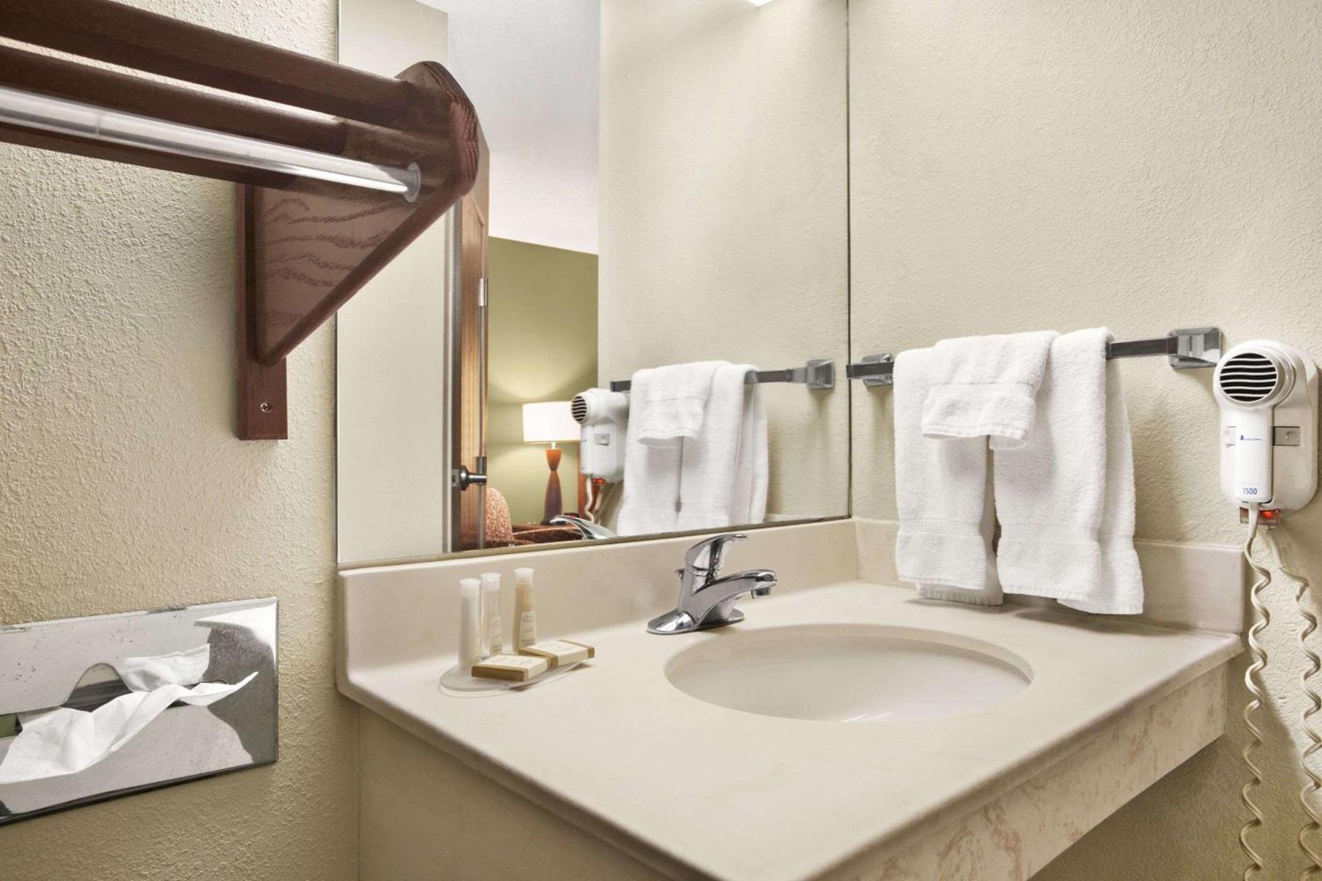 Baymont by Wyndham Evansville North/Haubstadt photo 34