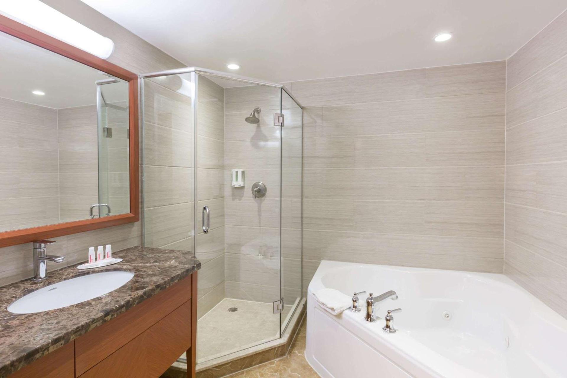 Ramada by Wyndham Flushing Queens photo 7