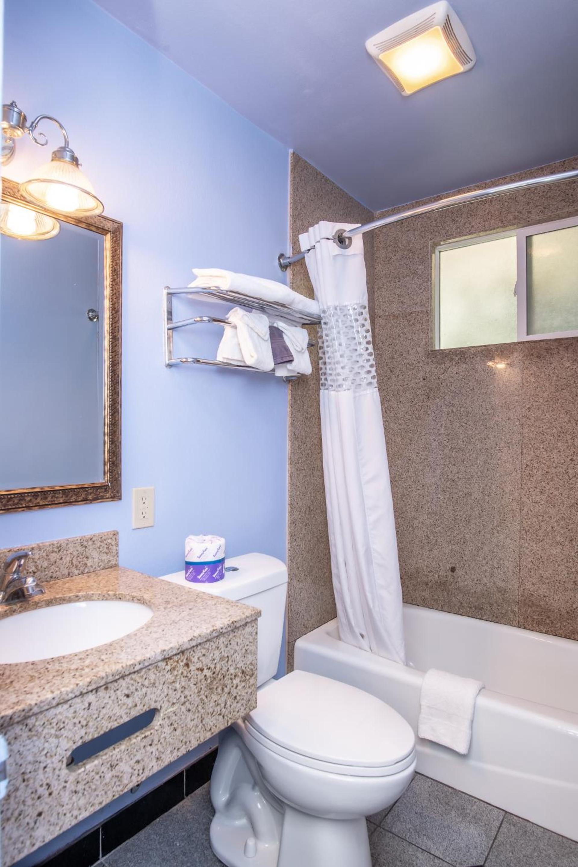 Aqua Breeze Inn photo 68