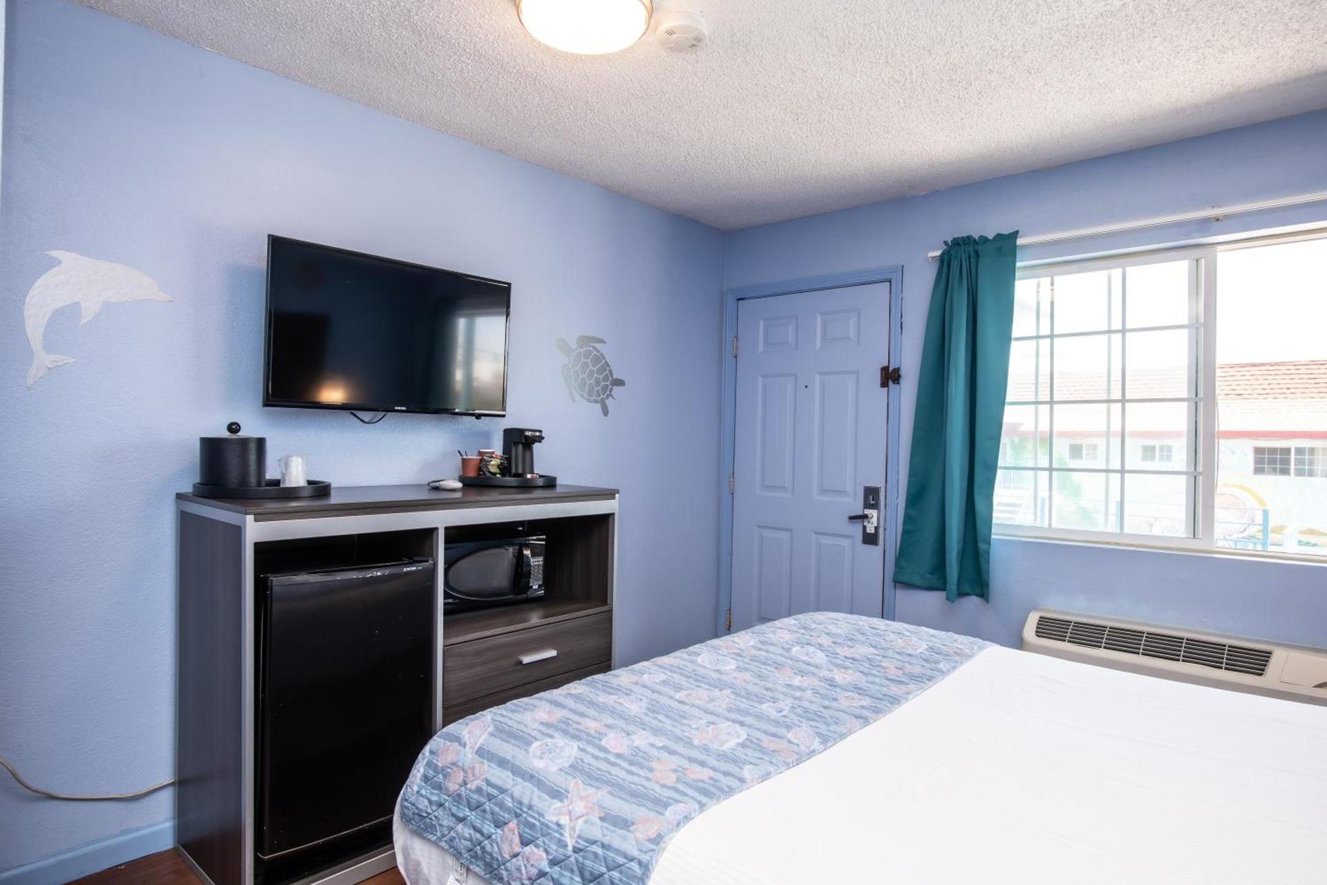 Aqua Breeze Inn photo 72
