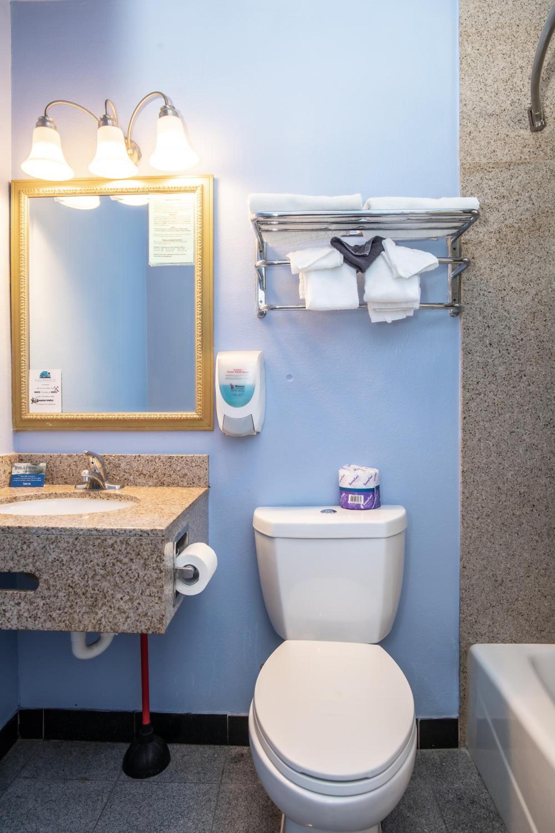 Aqua Breeze Inn photo 67