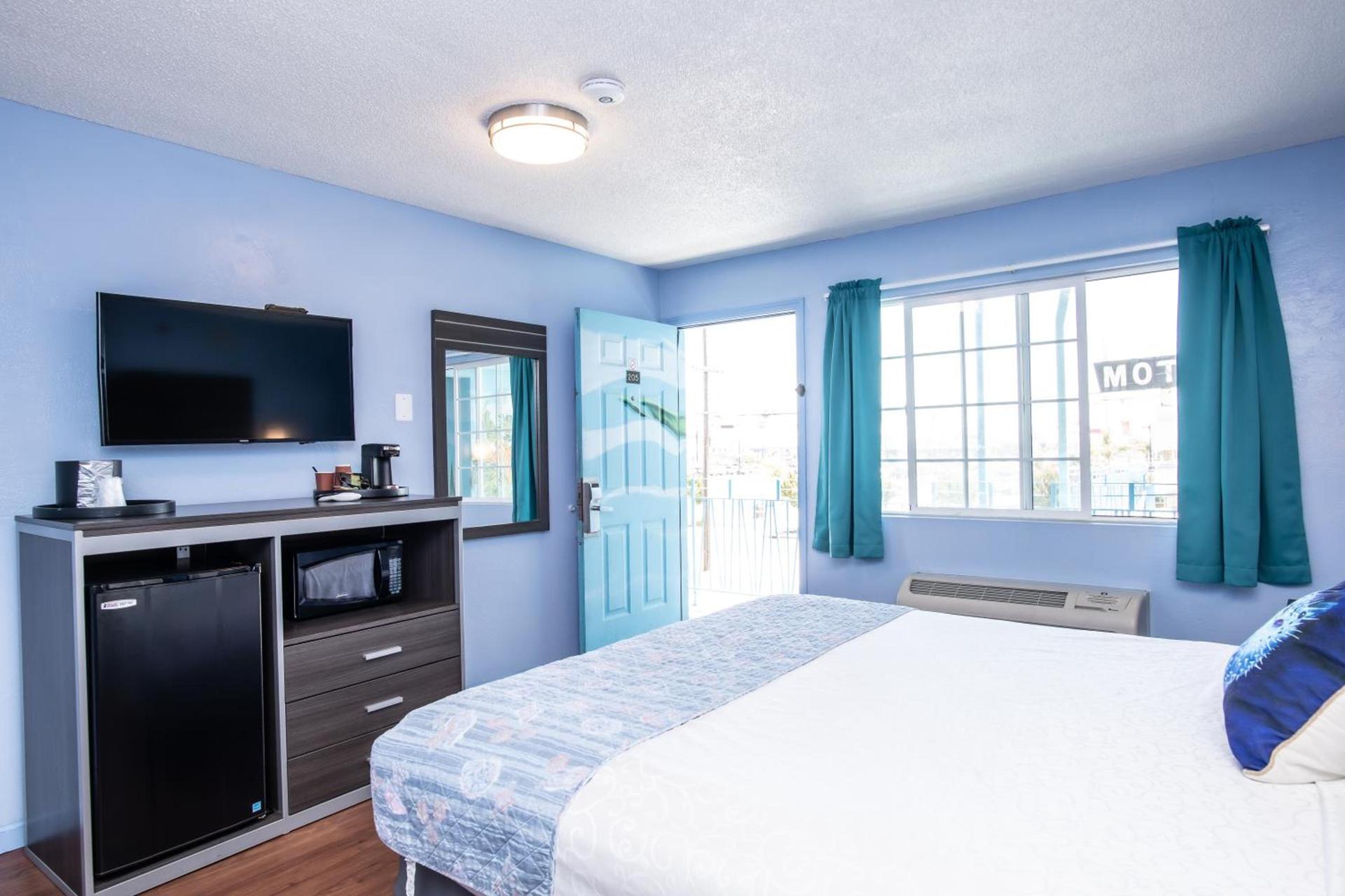 Aqua Breeze Inn photo 71