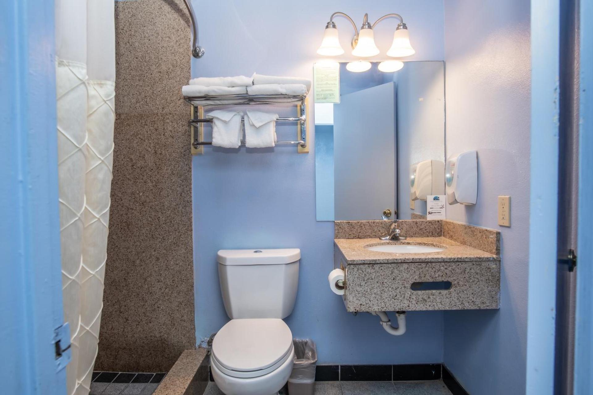 Aqua Breeze Inn photo 62