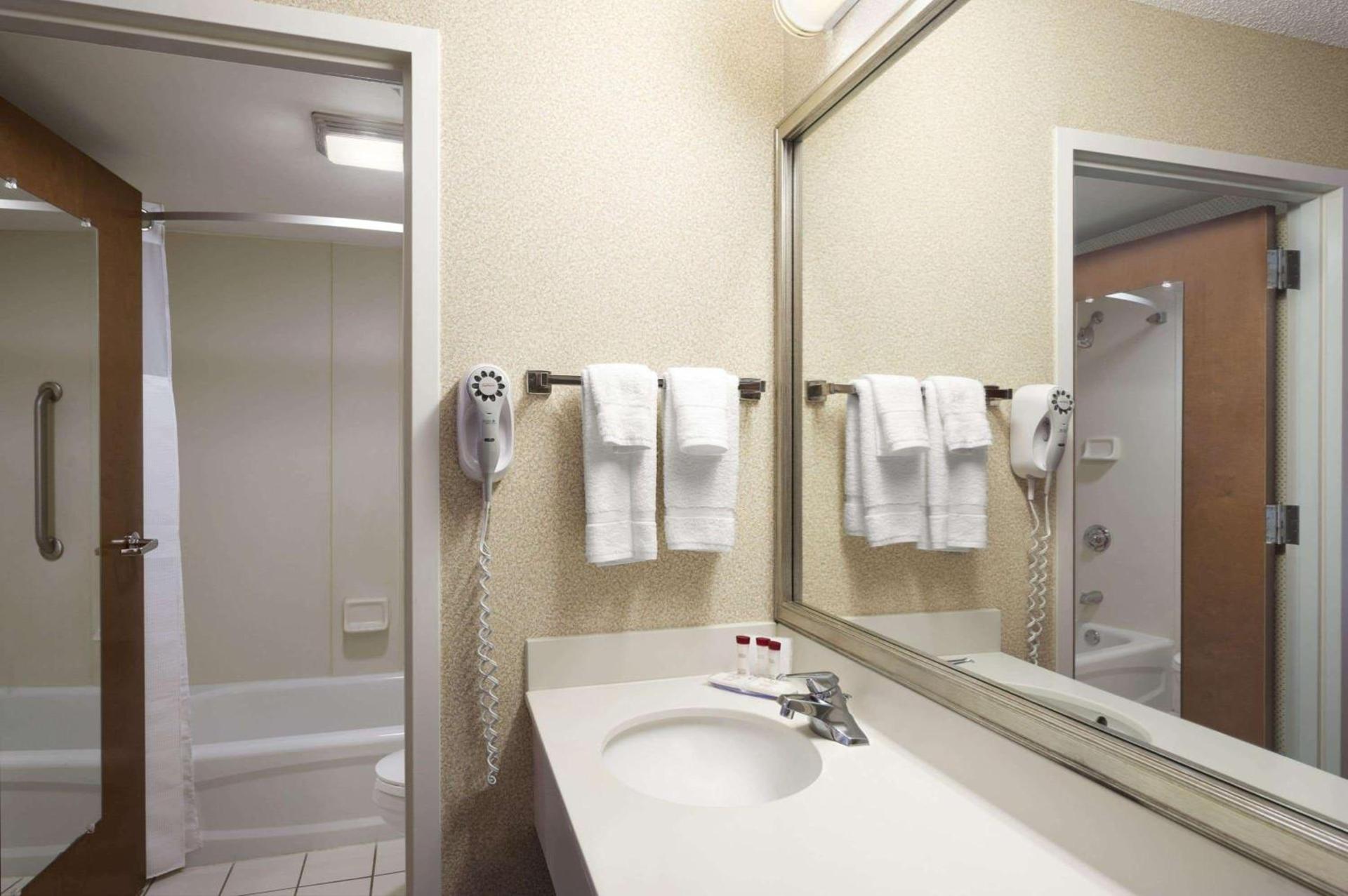 Ramada by Wyndham Suites Orlando Airport- Free Airport Shuttle photo 52