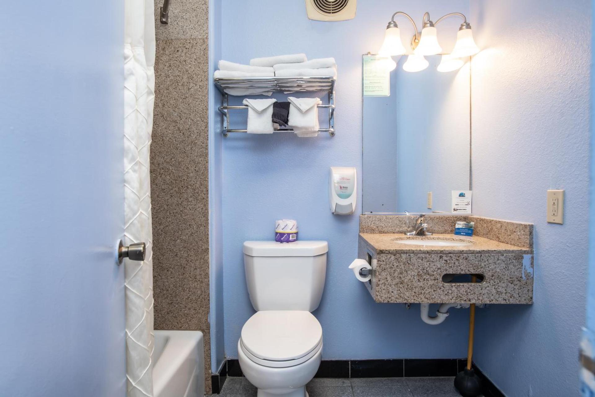 Aqua Breeze Inn photo 51