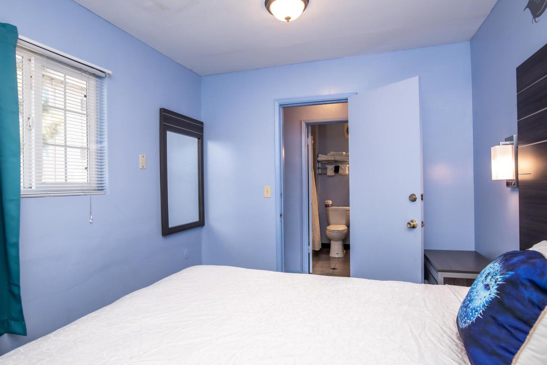Aqua Breeze Inn photo 54
