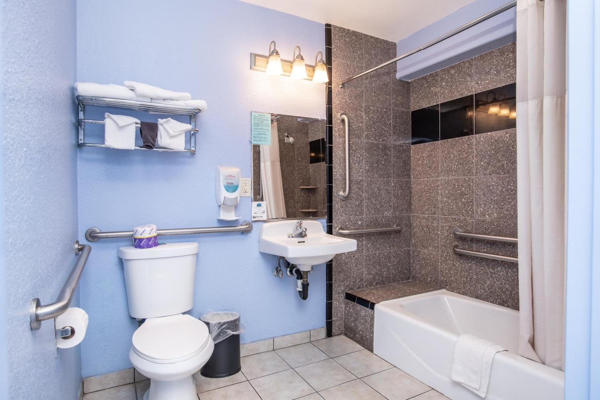 Aqua Breeze Inn photo 52
