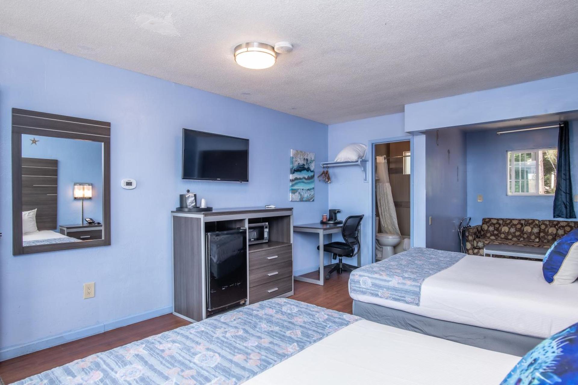 Aqua Breeze Inn photo 44