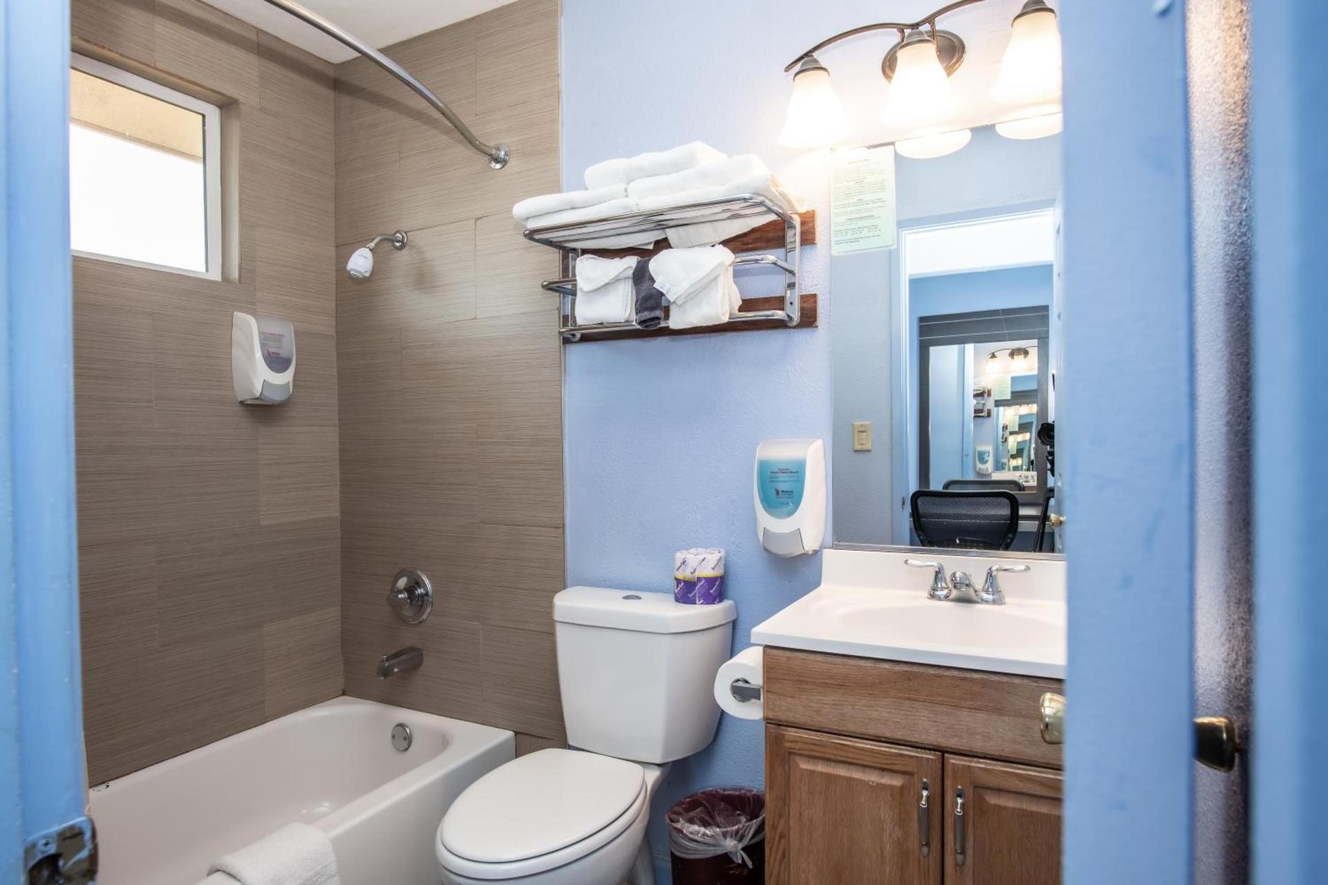 Aqua Breeze Inn photo 38