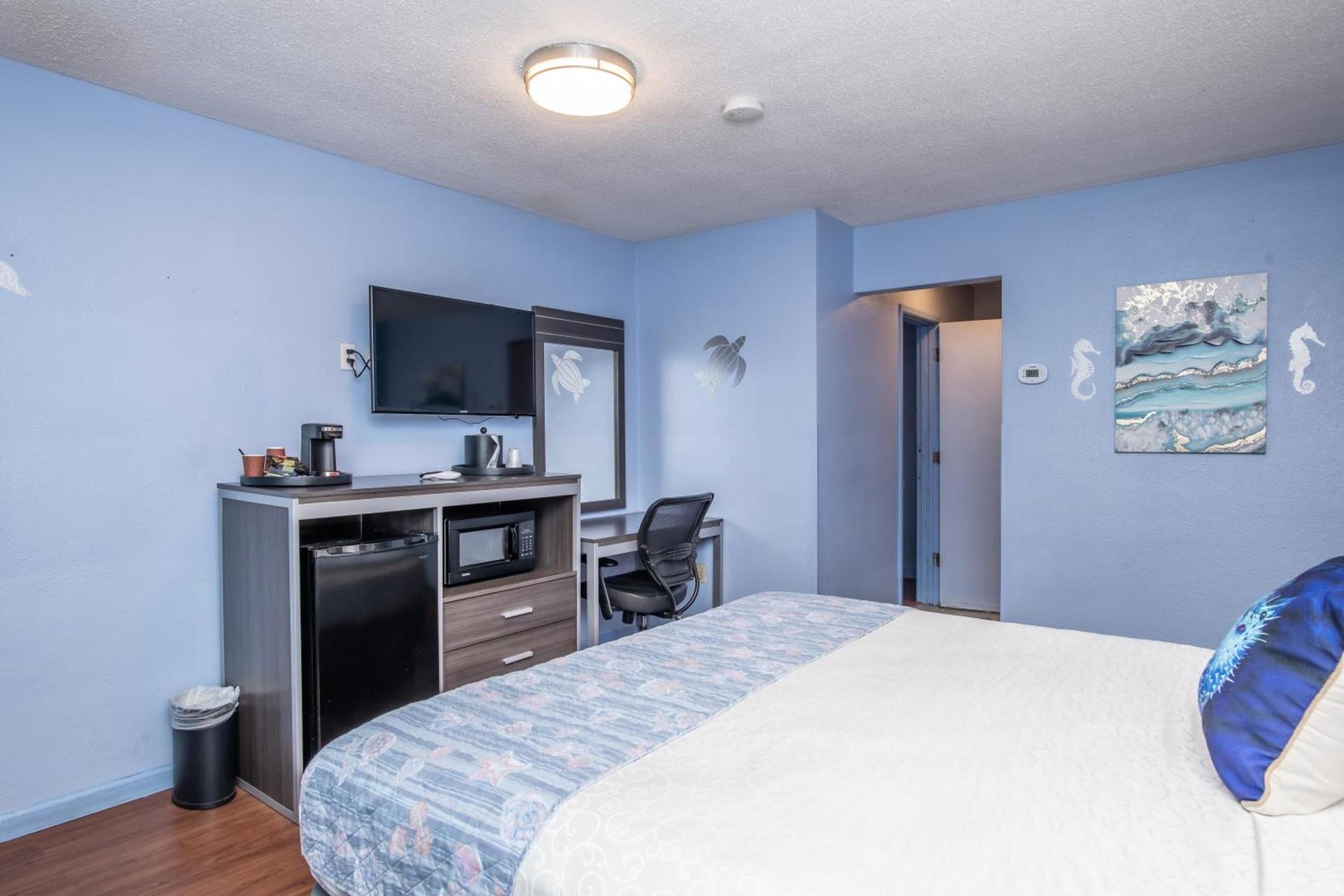 Aqua Breeze Inn photo 36