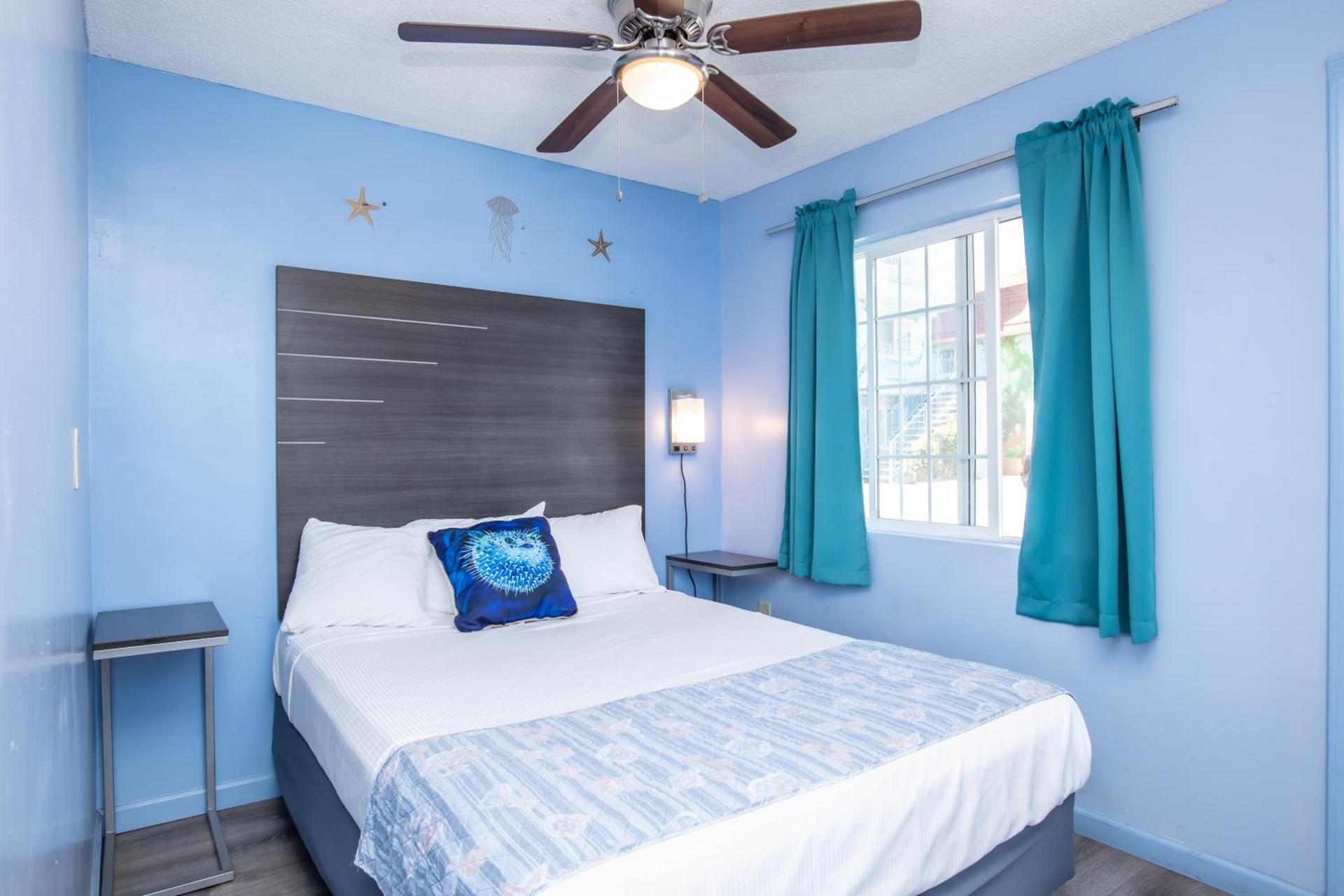 Aqua Breeze Inn photo 18