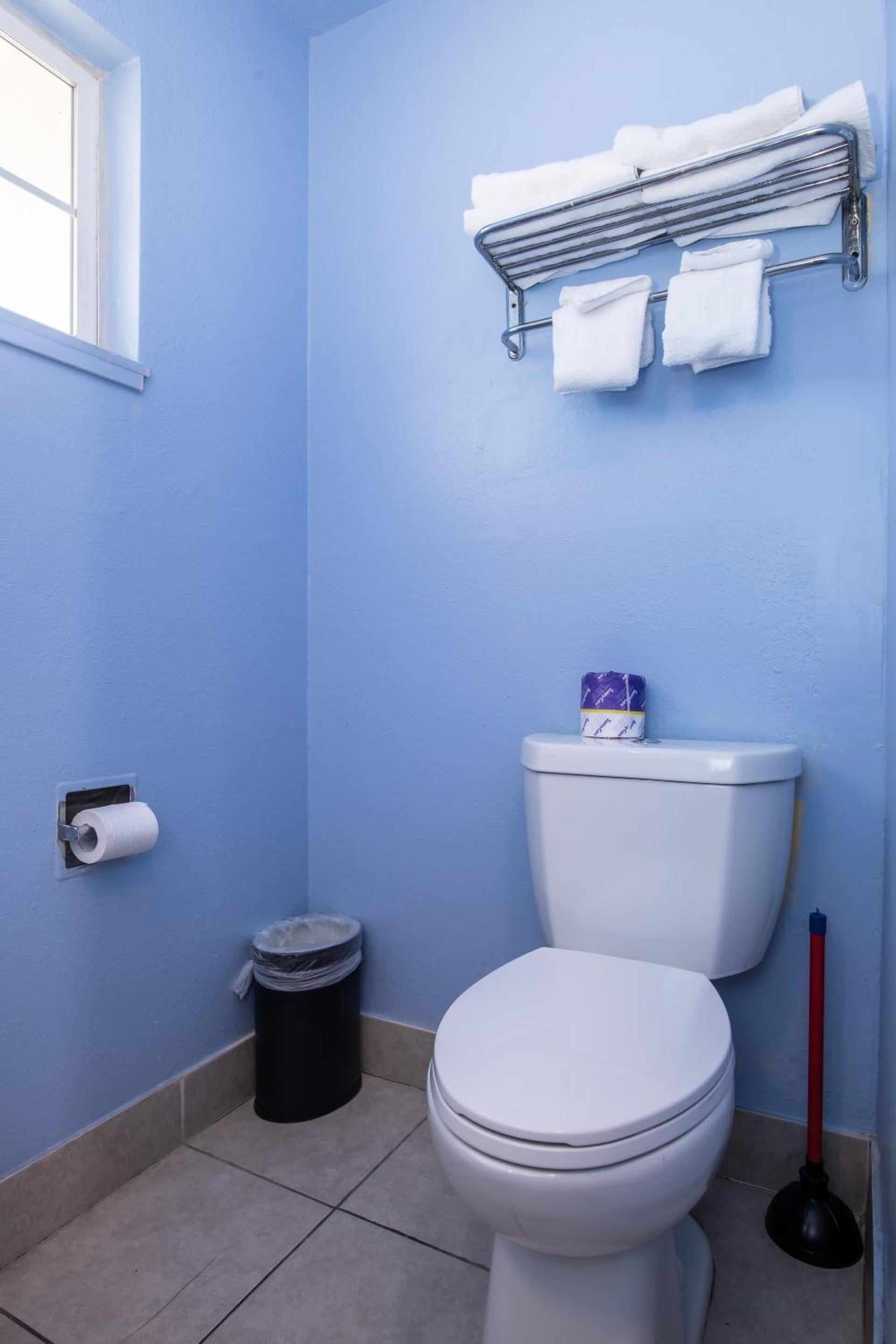 Aqua Breeze Inn photo 20