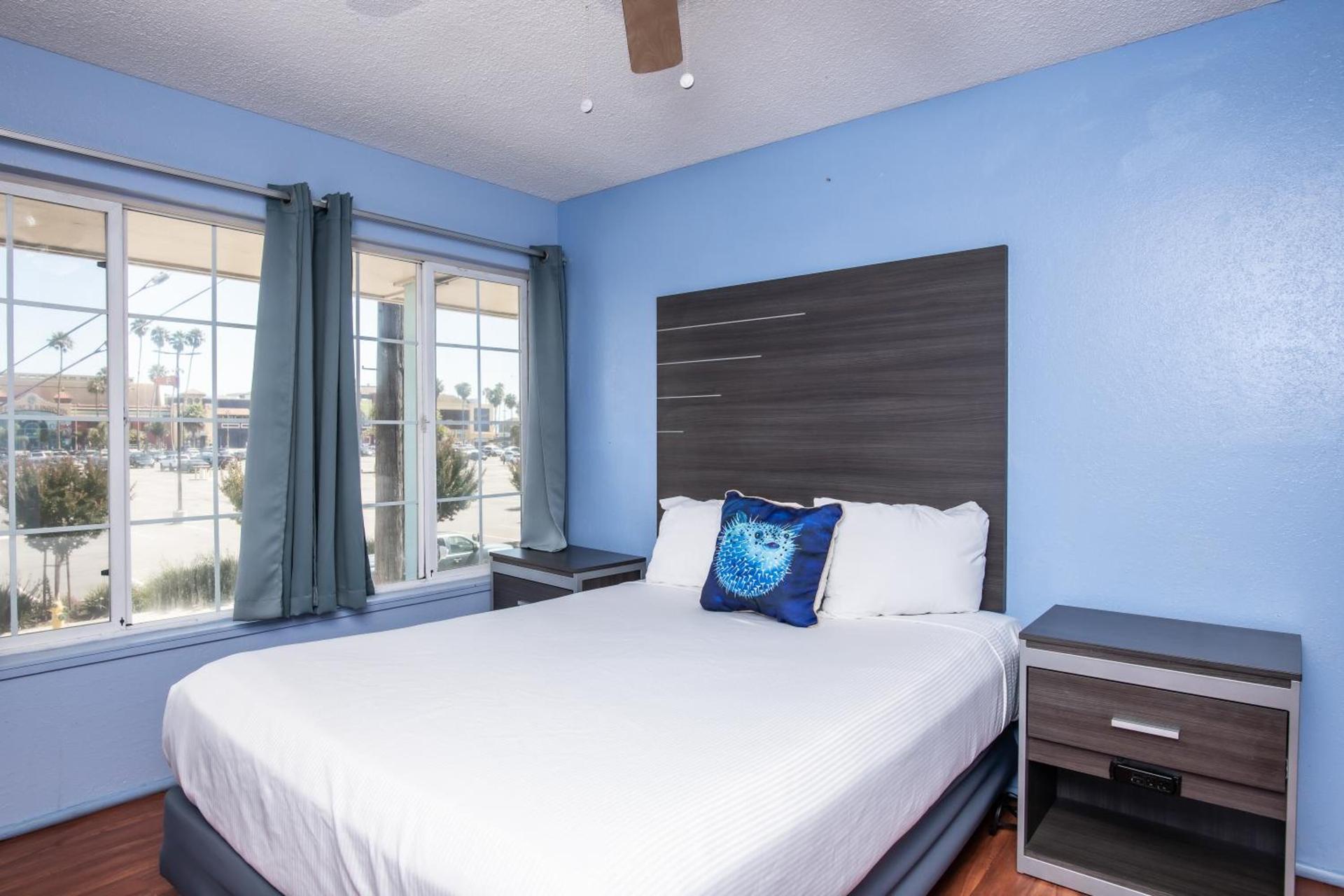 Aqua Breeze Inn photo 22