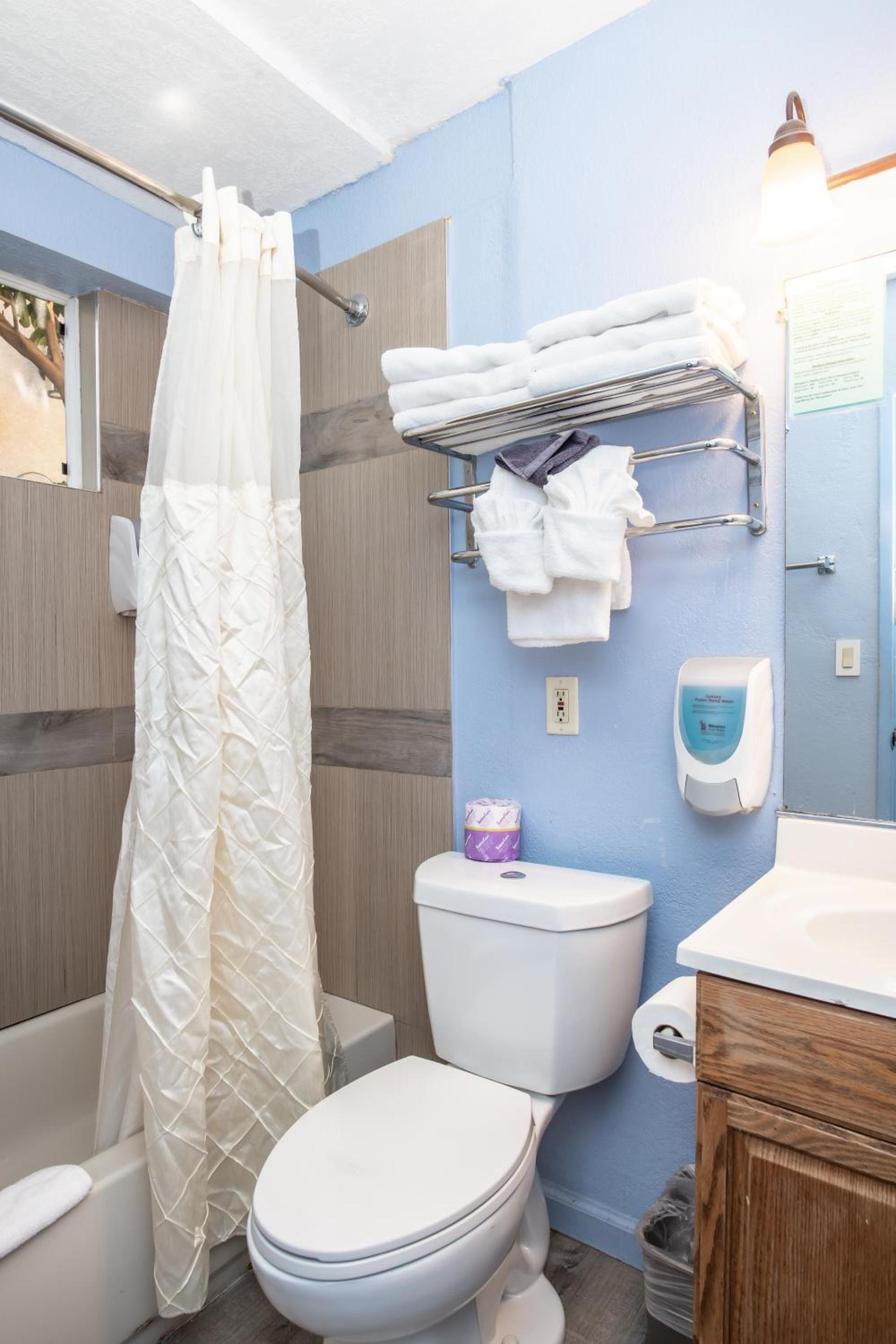 Aqua Breeze Inn photo 21
