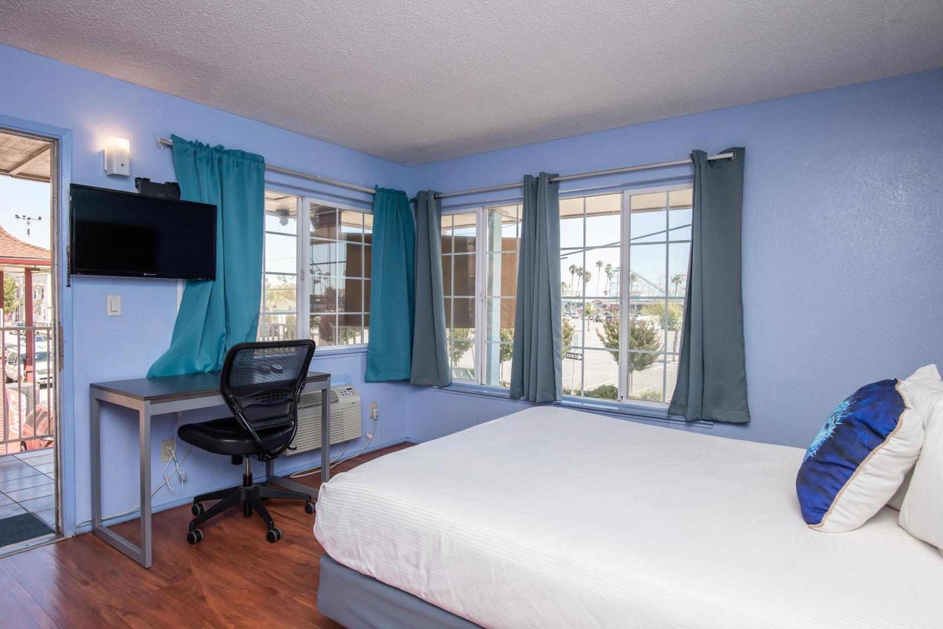 Aqua Breeze Inn photo 25