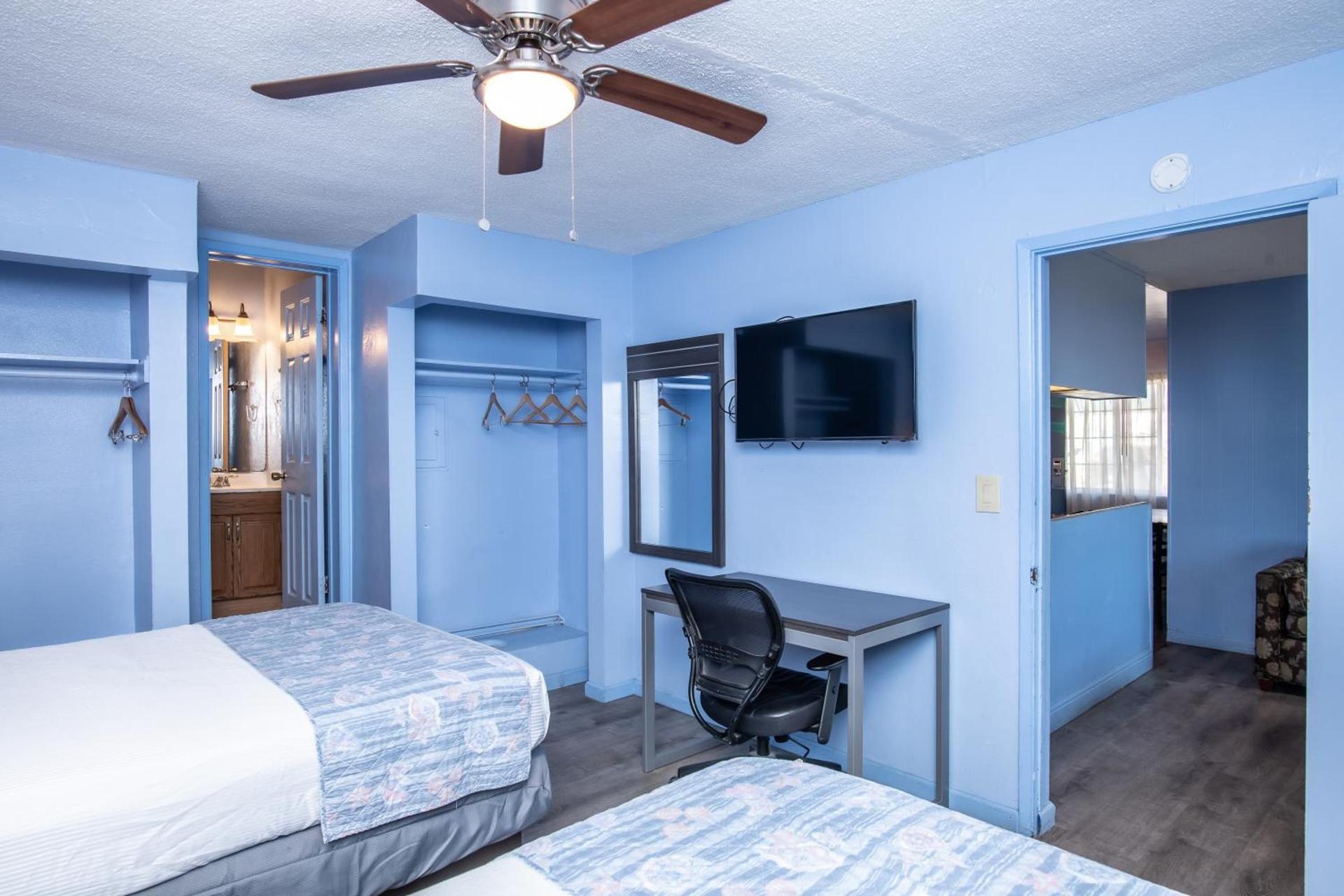 Aqua Breeze Inn photo 24