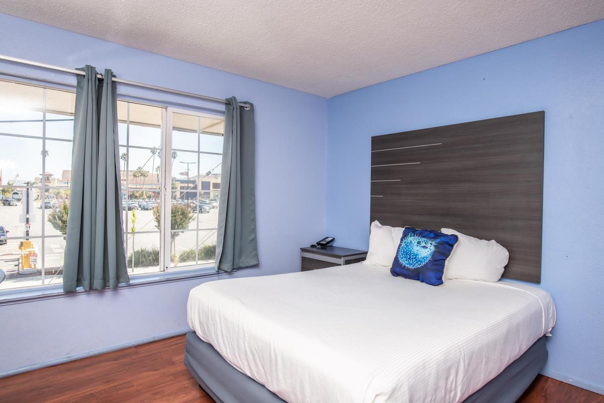 Aqua Breeze Inn photo 26