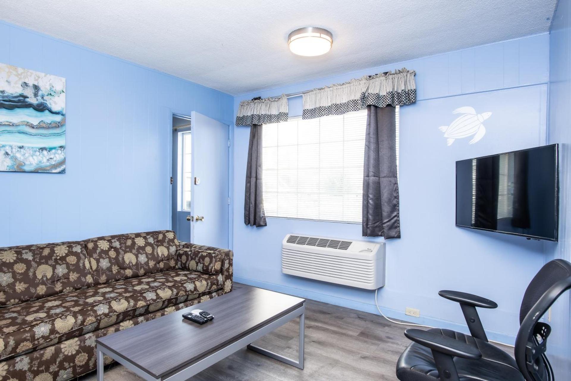Aqua Breeze Inn photo 28