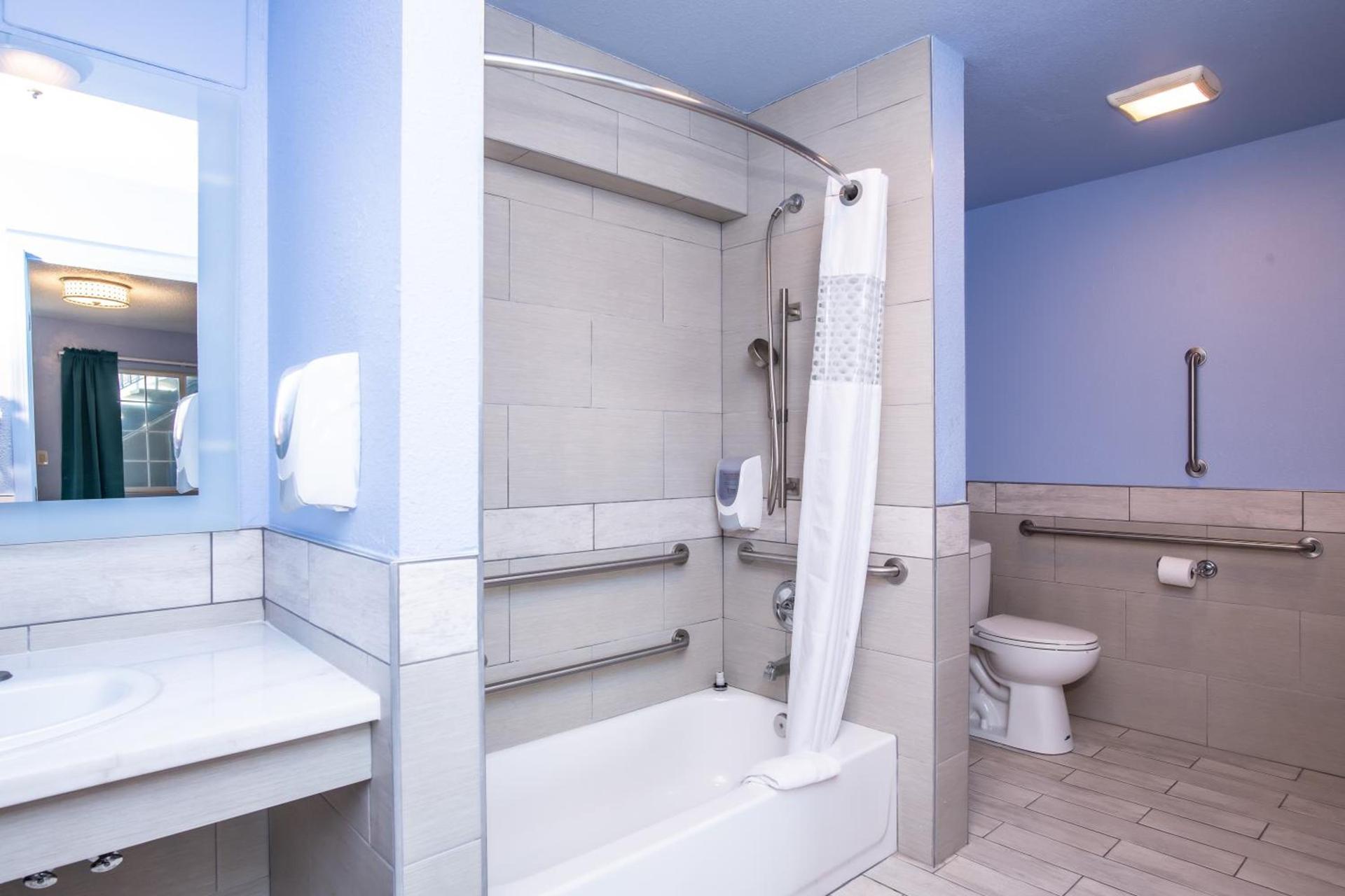 Aqua Breeze Inn photo 12