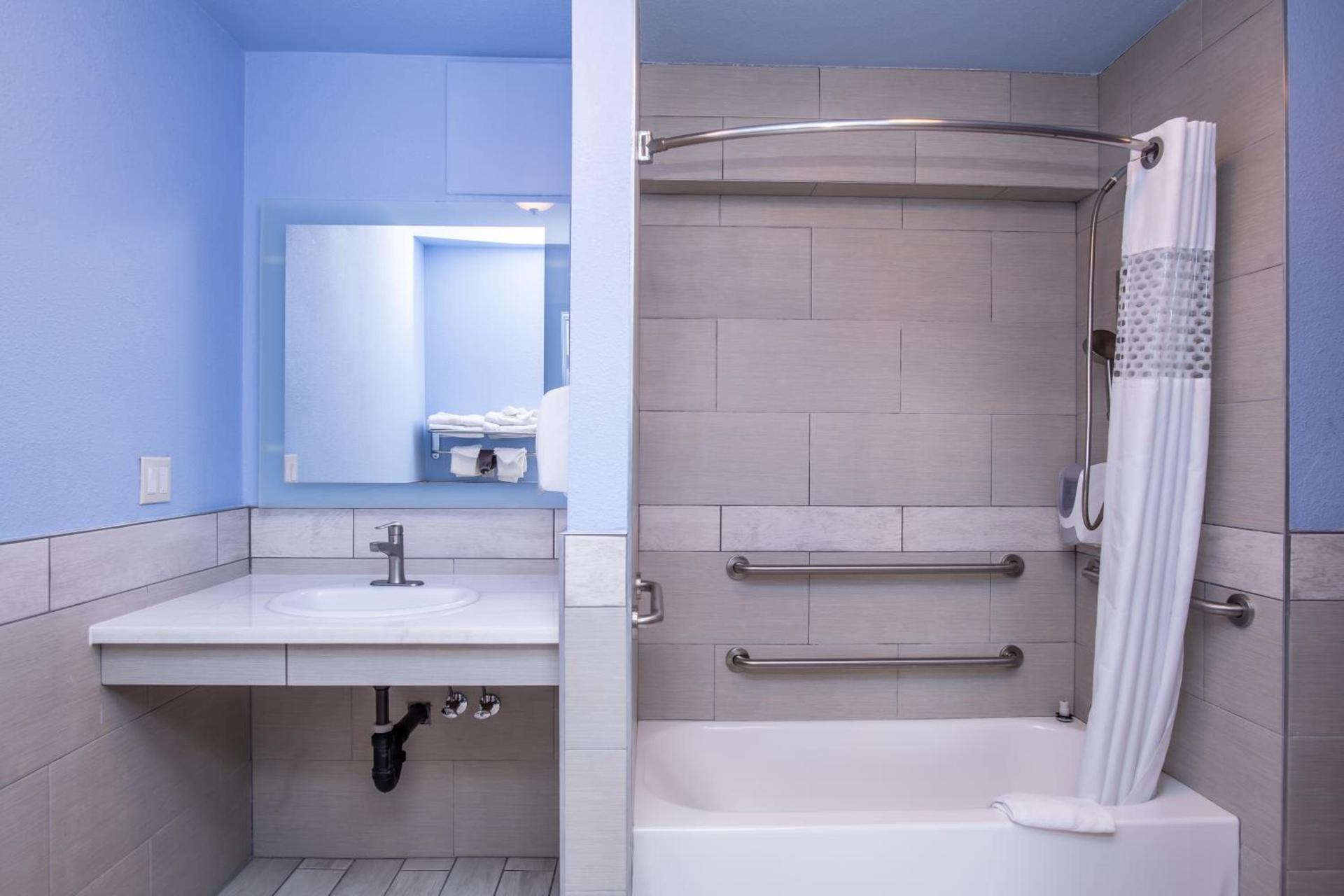 Aqua Breeze Inn photo 13