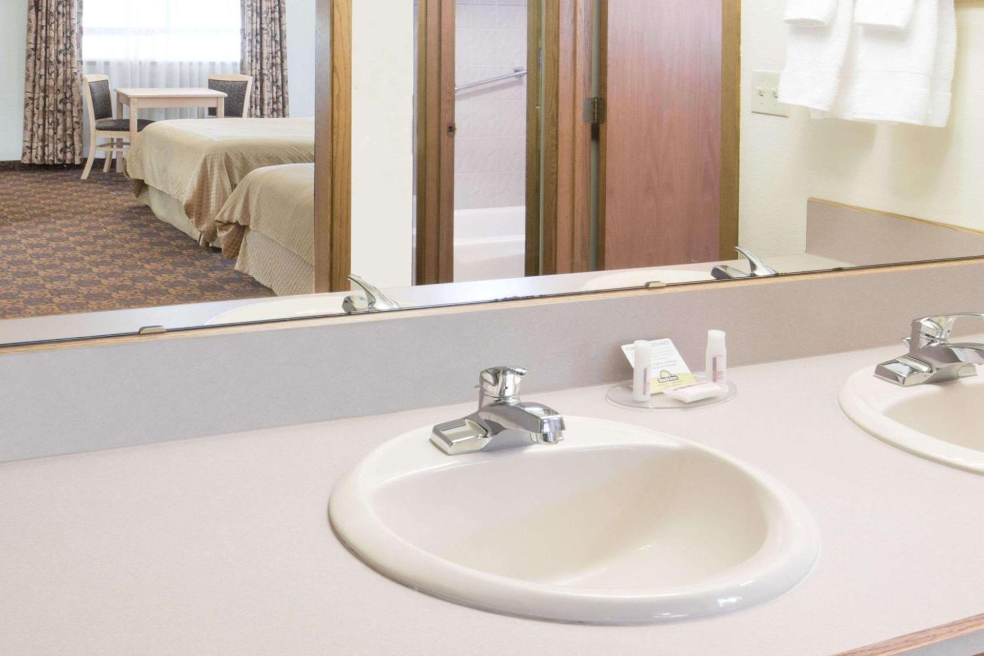 Days Inn by Wyndham Black Bear photo 8