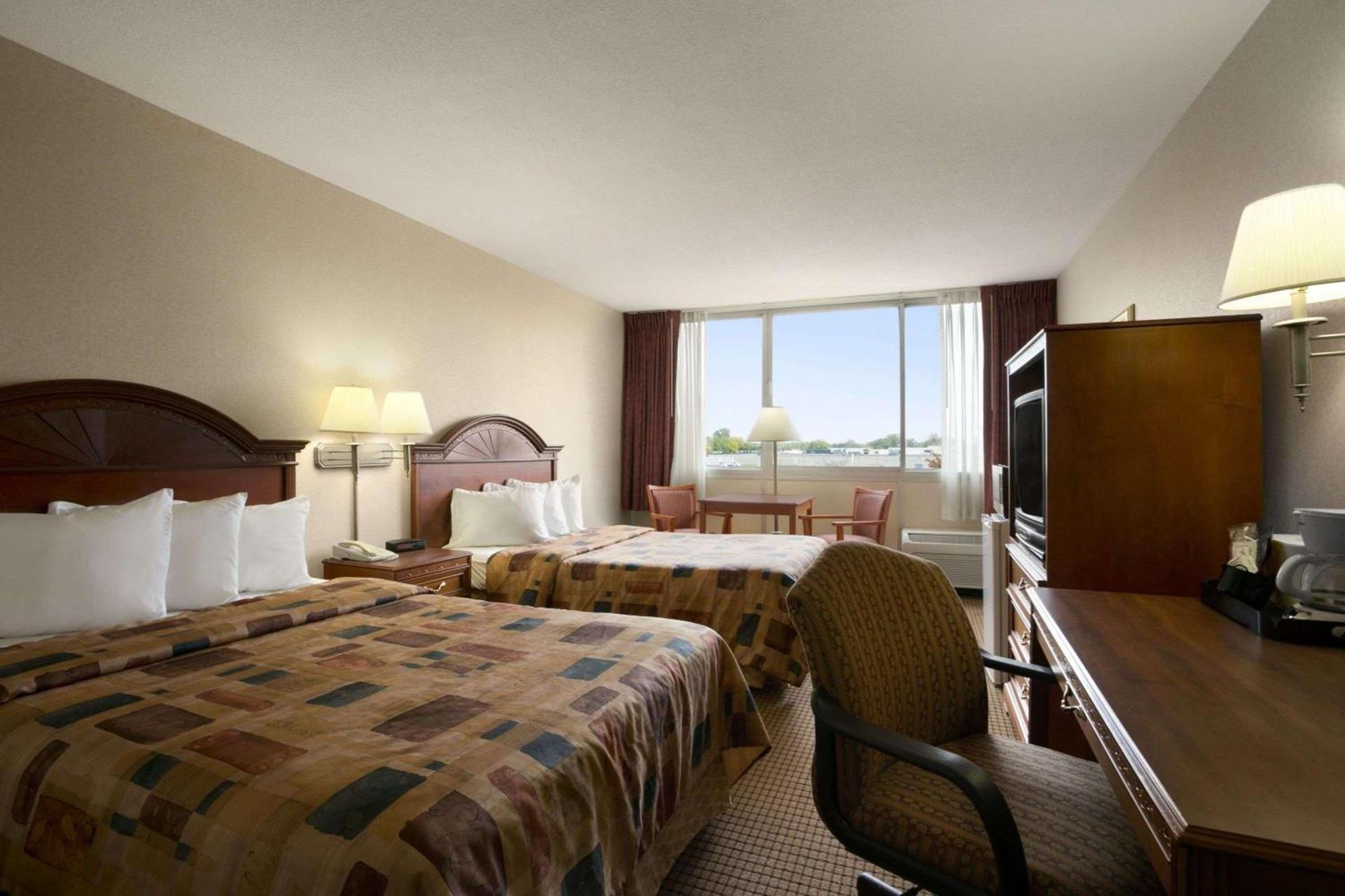 Days Inn by Wyndham Sidney OH photo 5